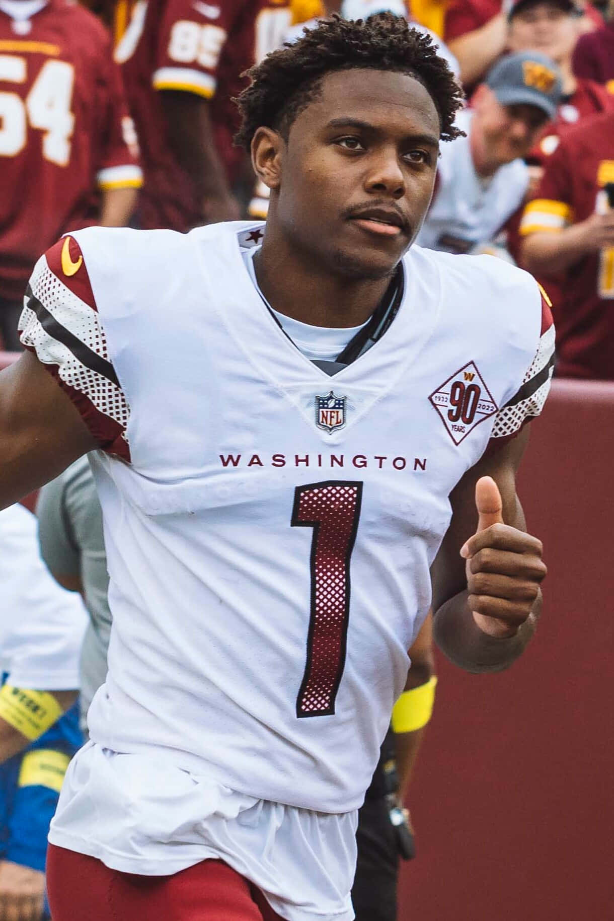 Washington Football Player Thumbs Up Wallpaper