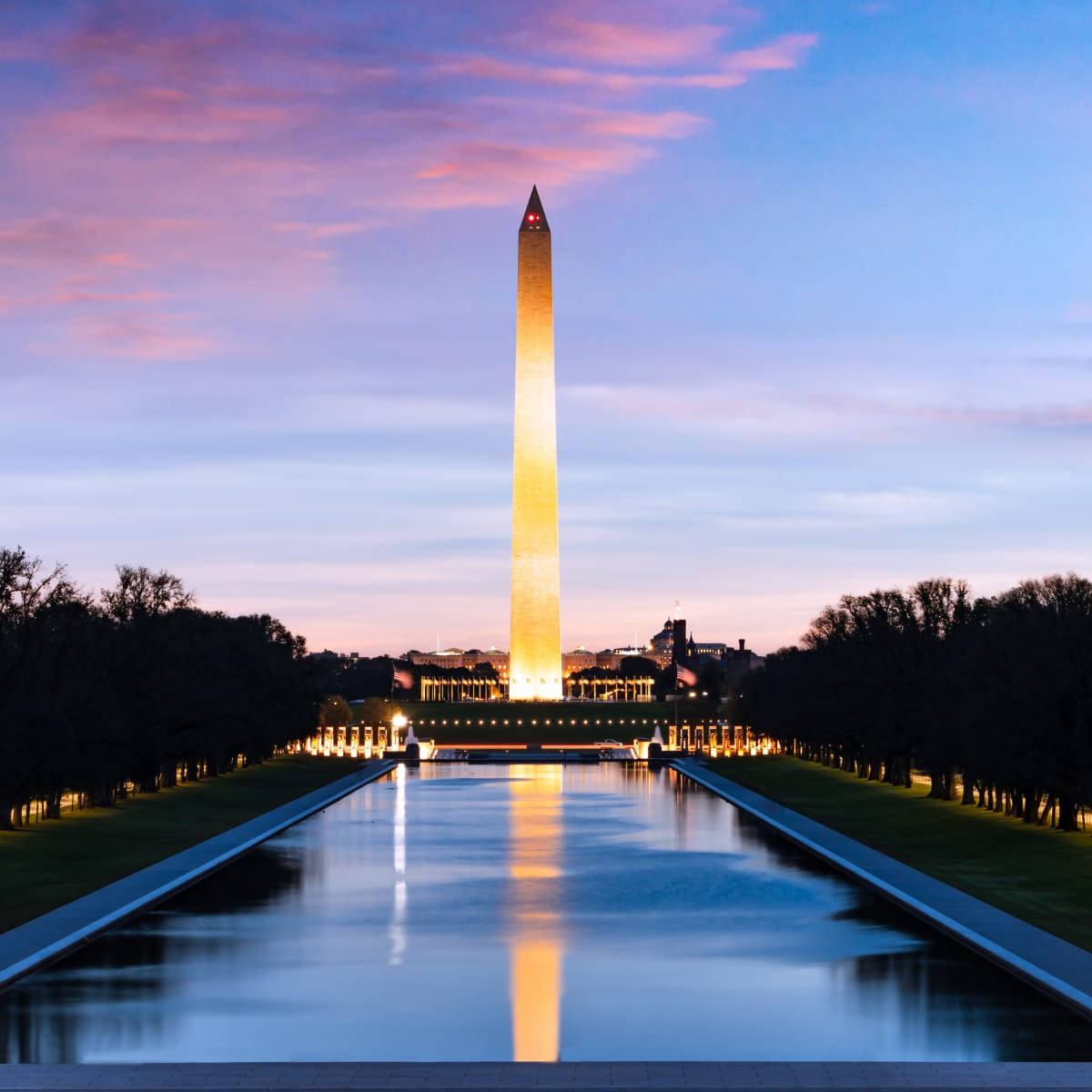 Monumentodi Washington Illuminato Intensamente. Sfondo