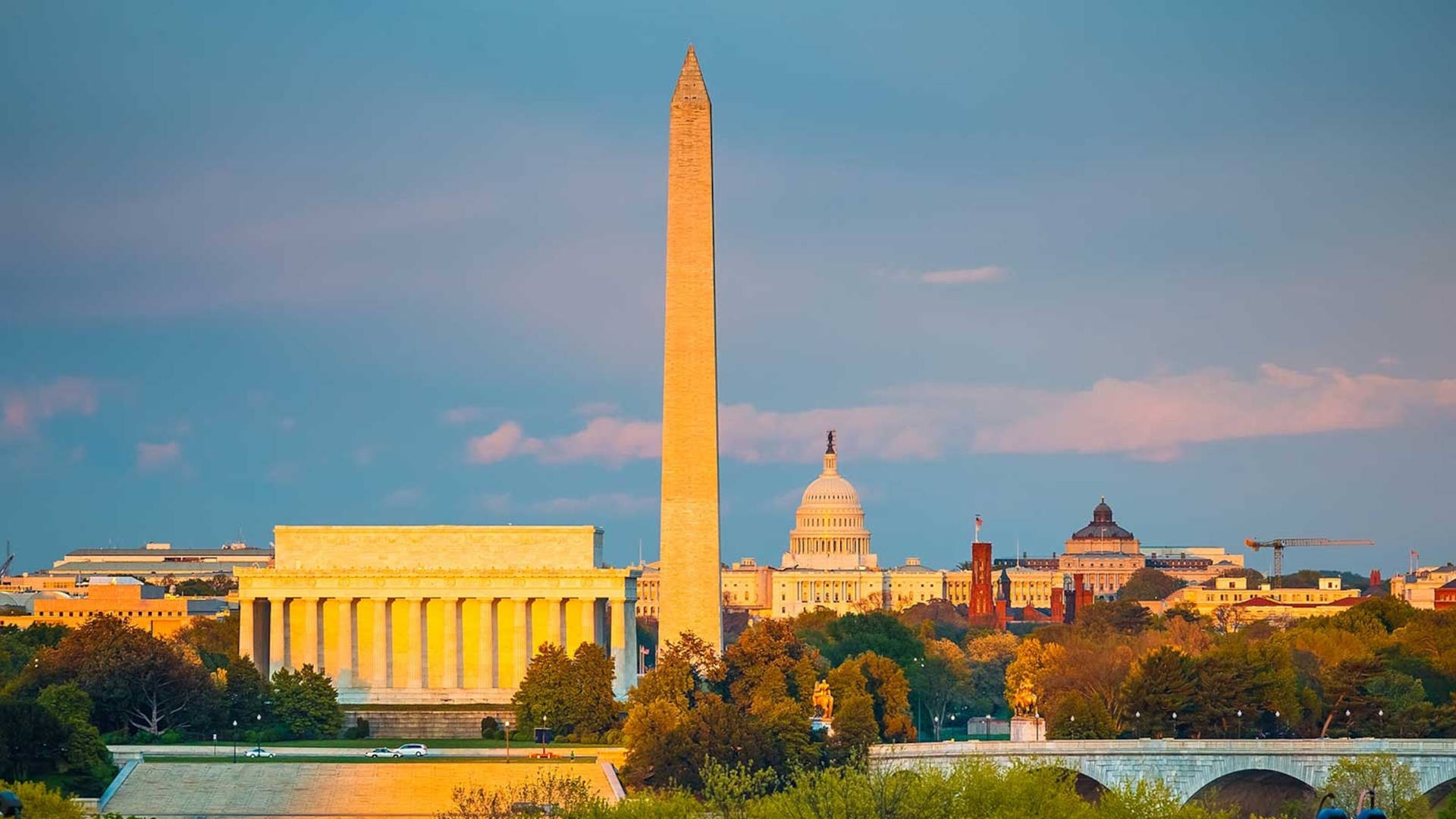 The Majestic Washington Monument at a Golden Sunset Wallpaper