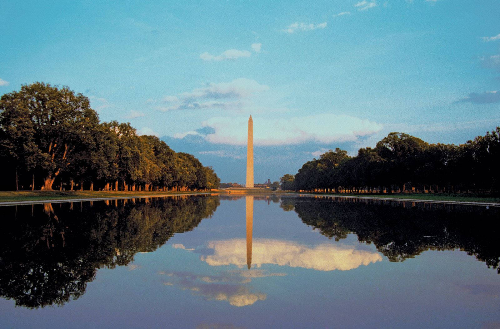 Reflejodel Atardecer En El Monumento A Washington Fondo de pantalla
