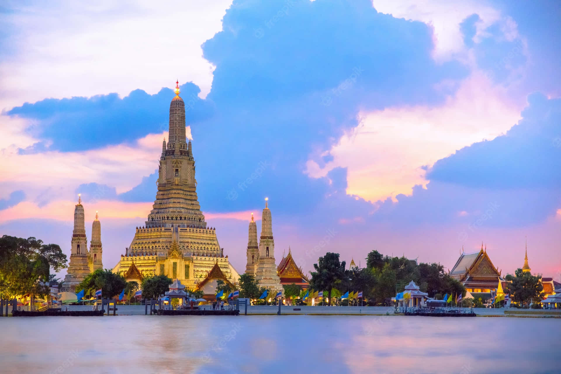 Wat Arun With A Gorgeous Sky Wallpaper
