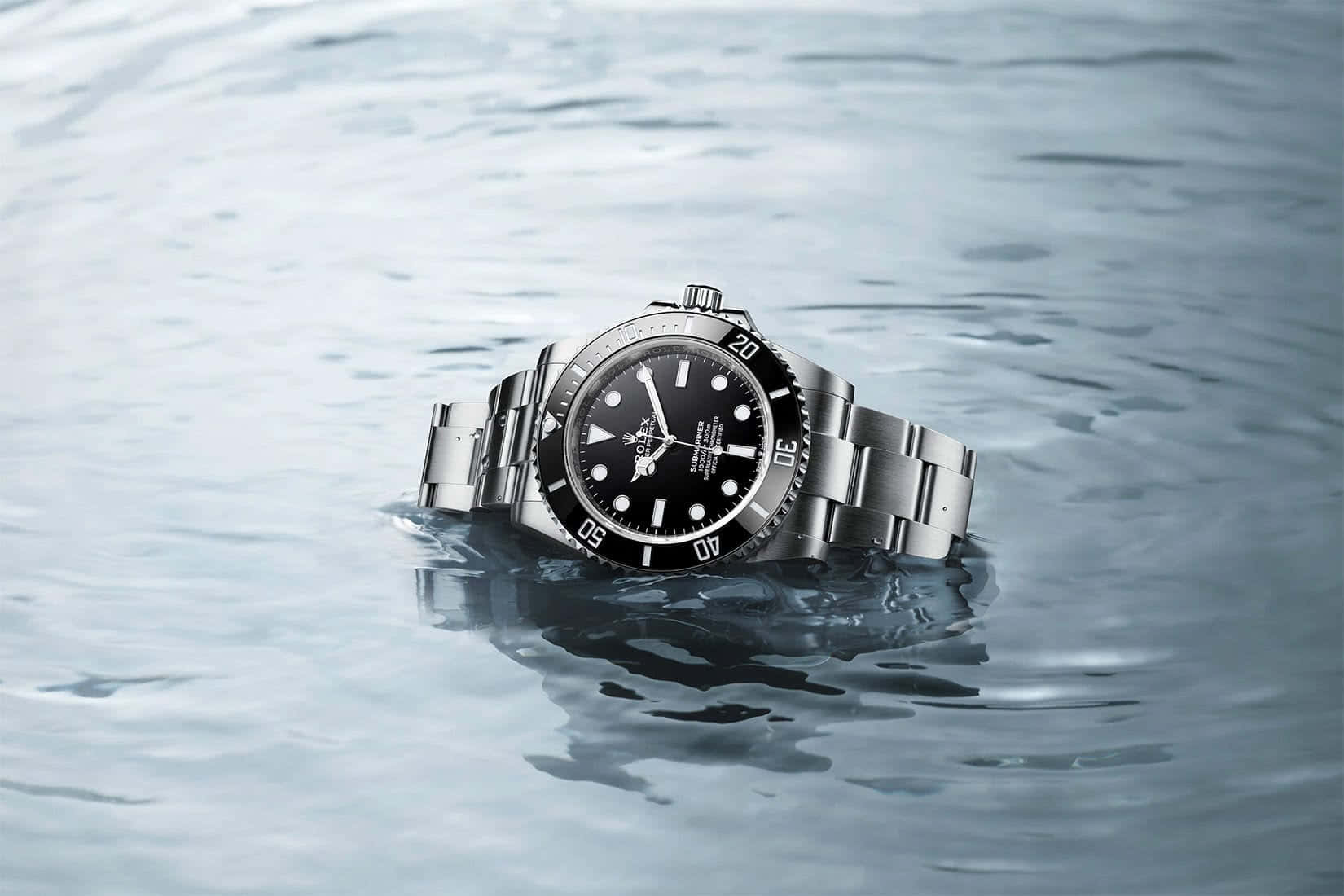 Rolexsubmariner - Un Reloj Negro Flotando En El Agua.