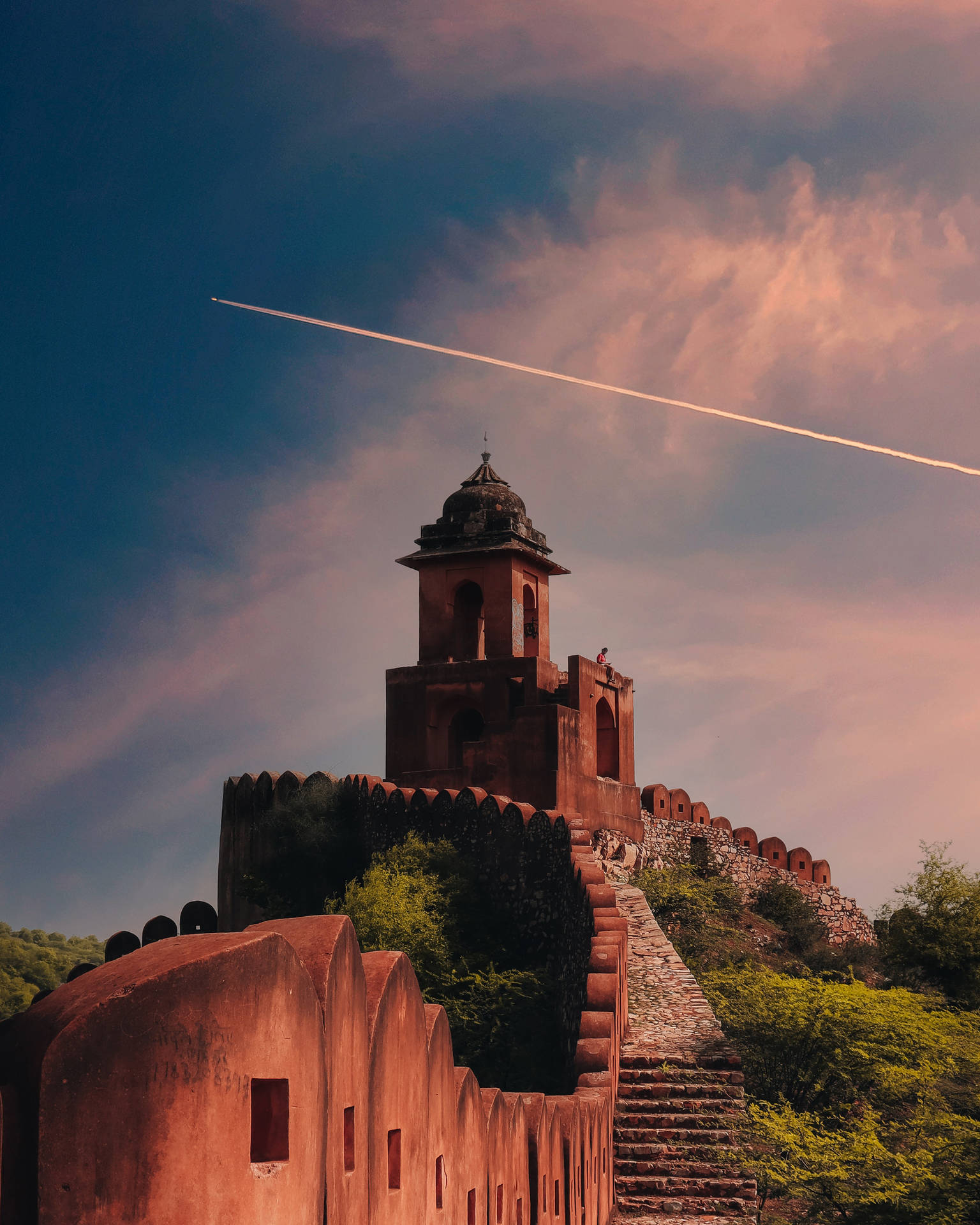 Se Tårnet Af Jaigarh Fort Jaipur Ved Solnedgang Wallpaper