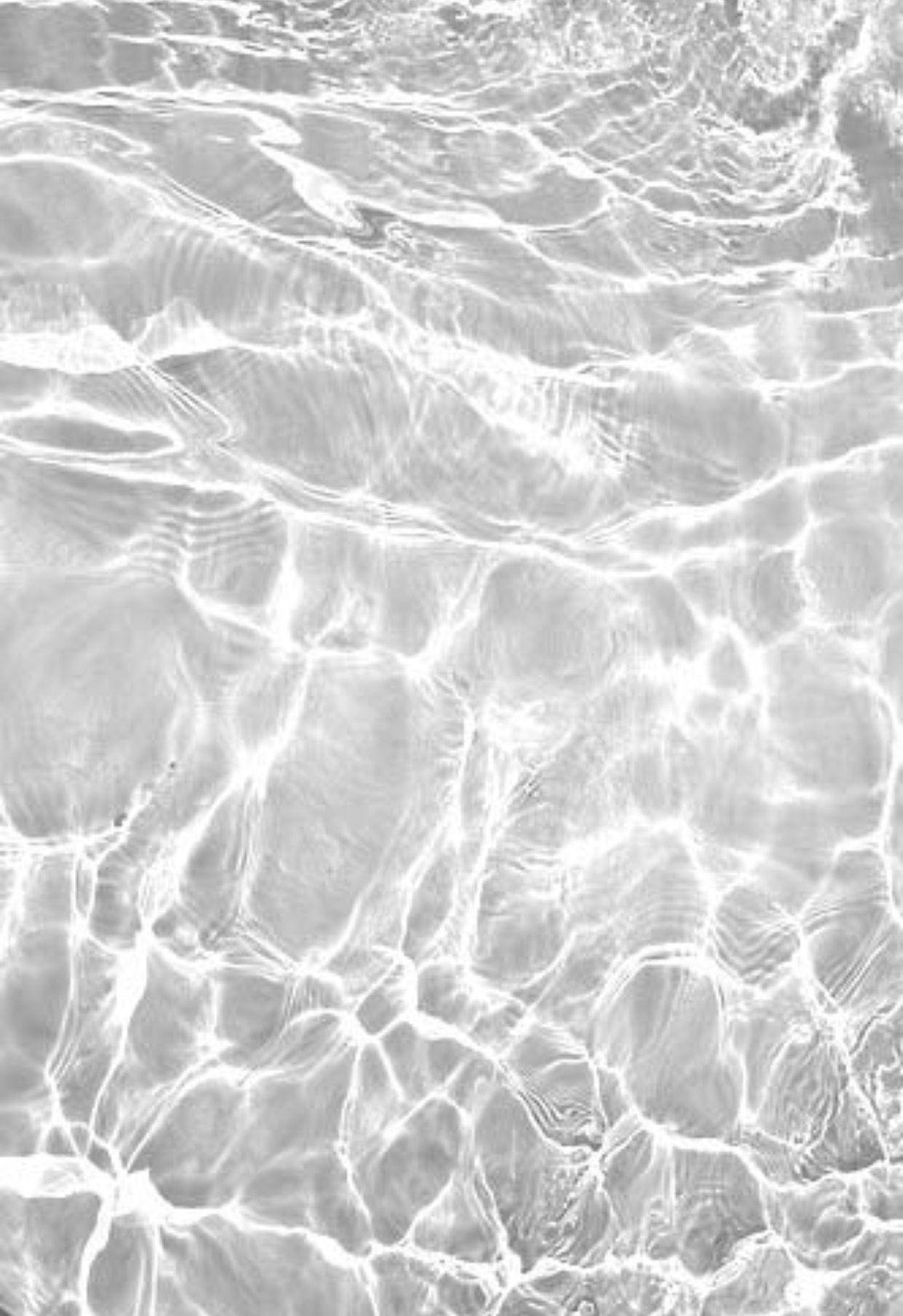 Unafotografía En Blanco Y Negro Del Agua En El Océano. Fondo de pantalla