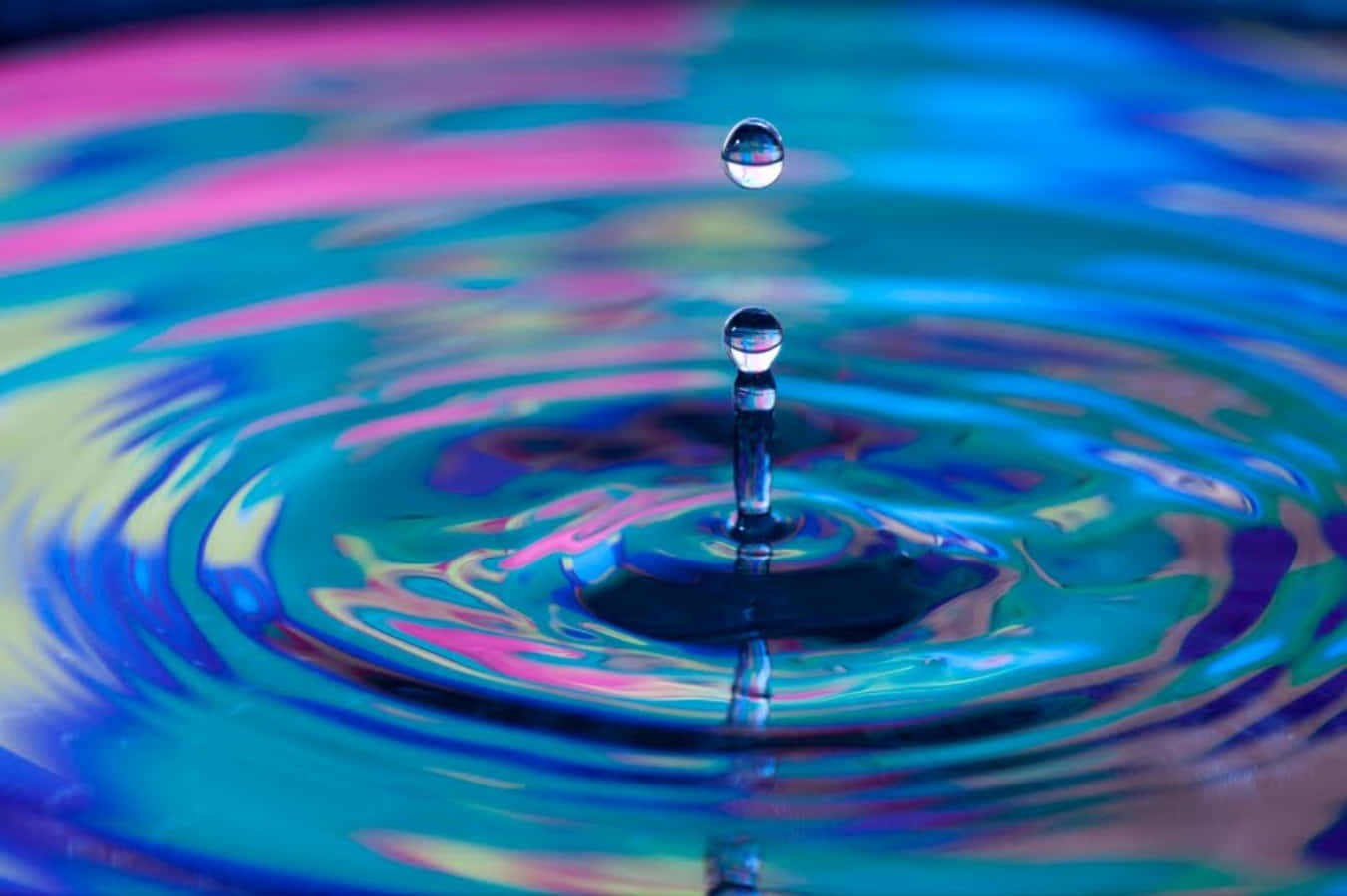Dynamic Water Drop Aesthetic Color Picture