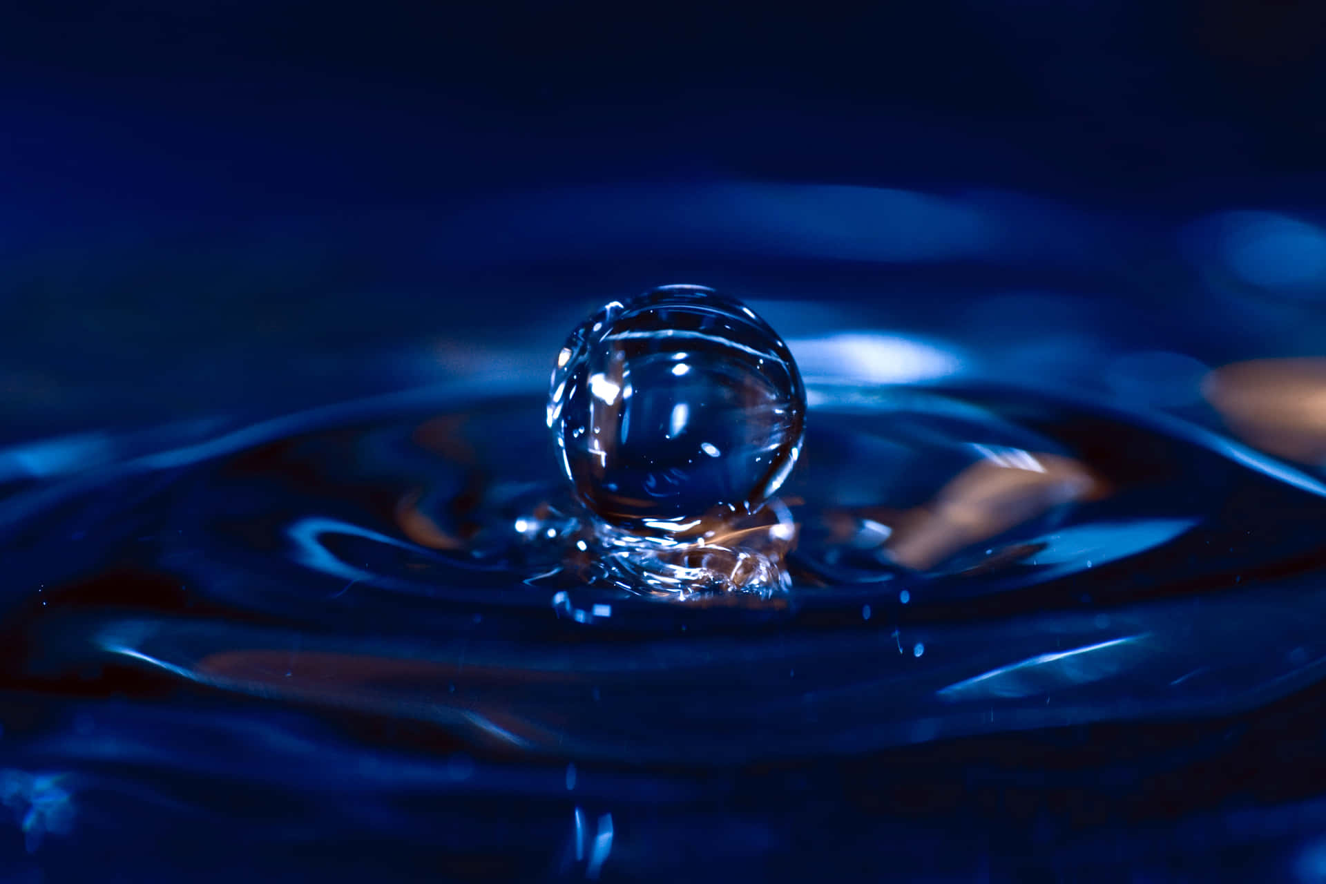 Unagoccia D'acqua Fresca, Cristallina E Di Un Blu Ghiacciato