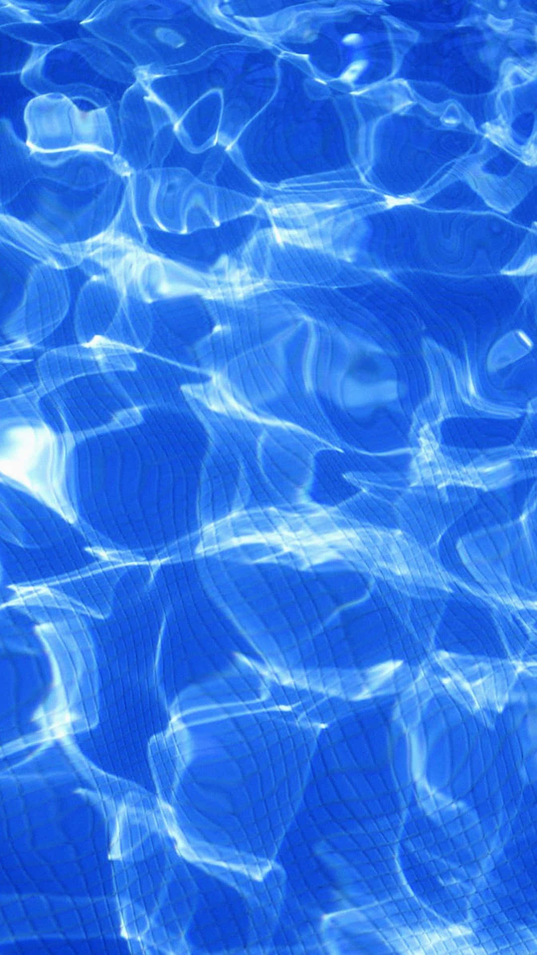 Enblå Pool Med Rippeldrag I Vattnet. Wallpaper