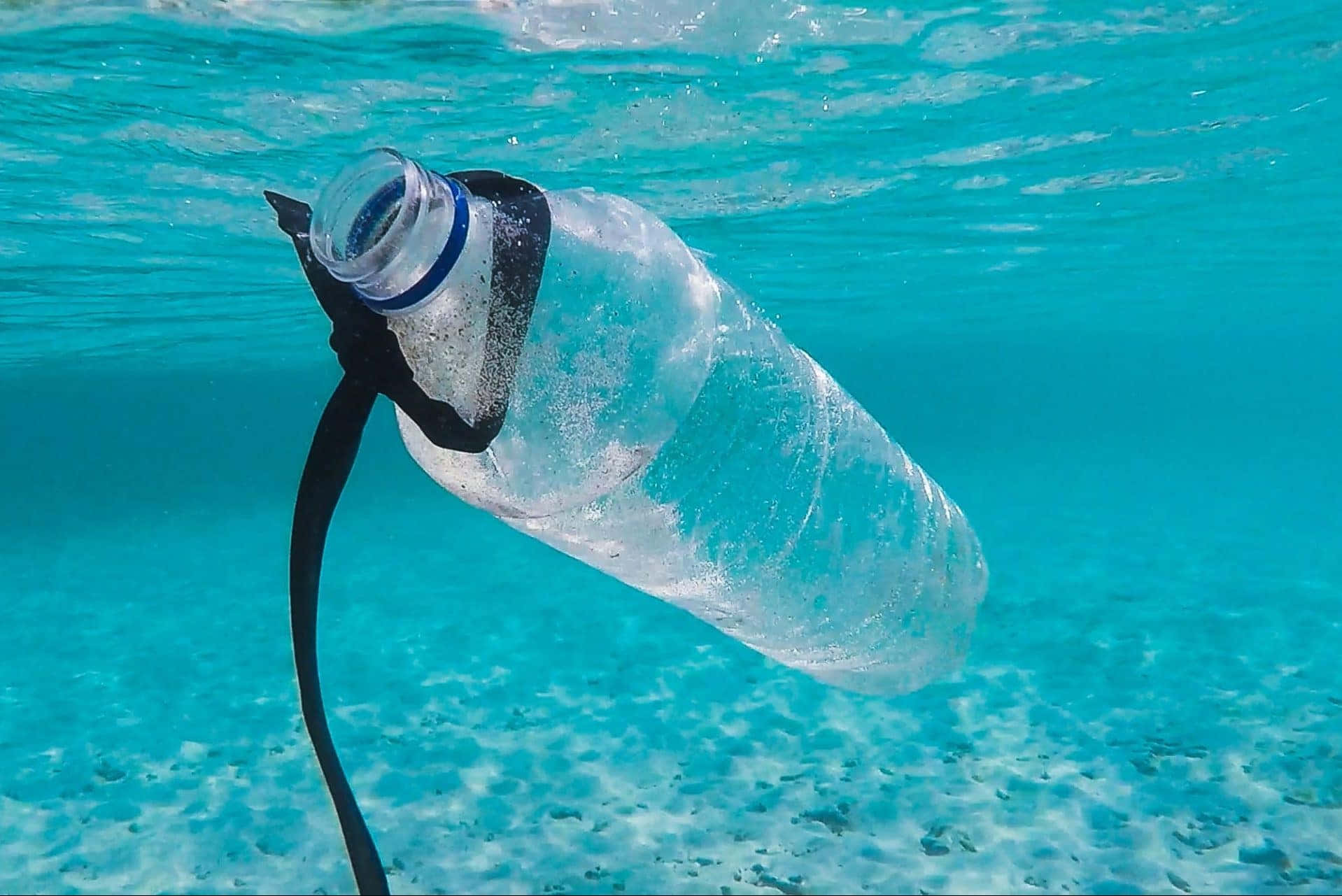 Unabottiglia Di Plastica Che Galleggia Nell'oceano