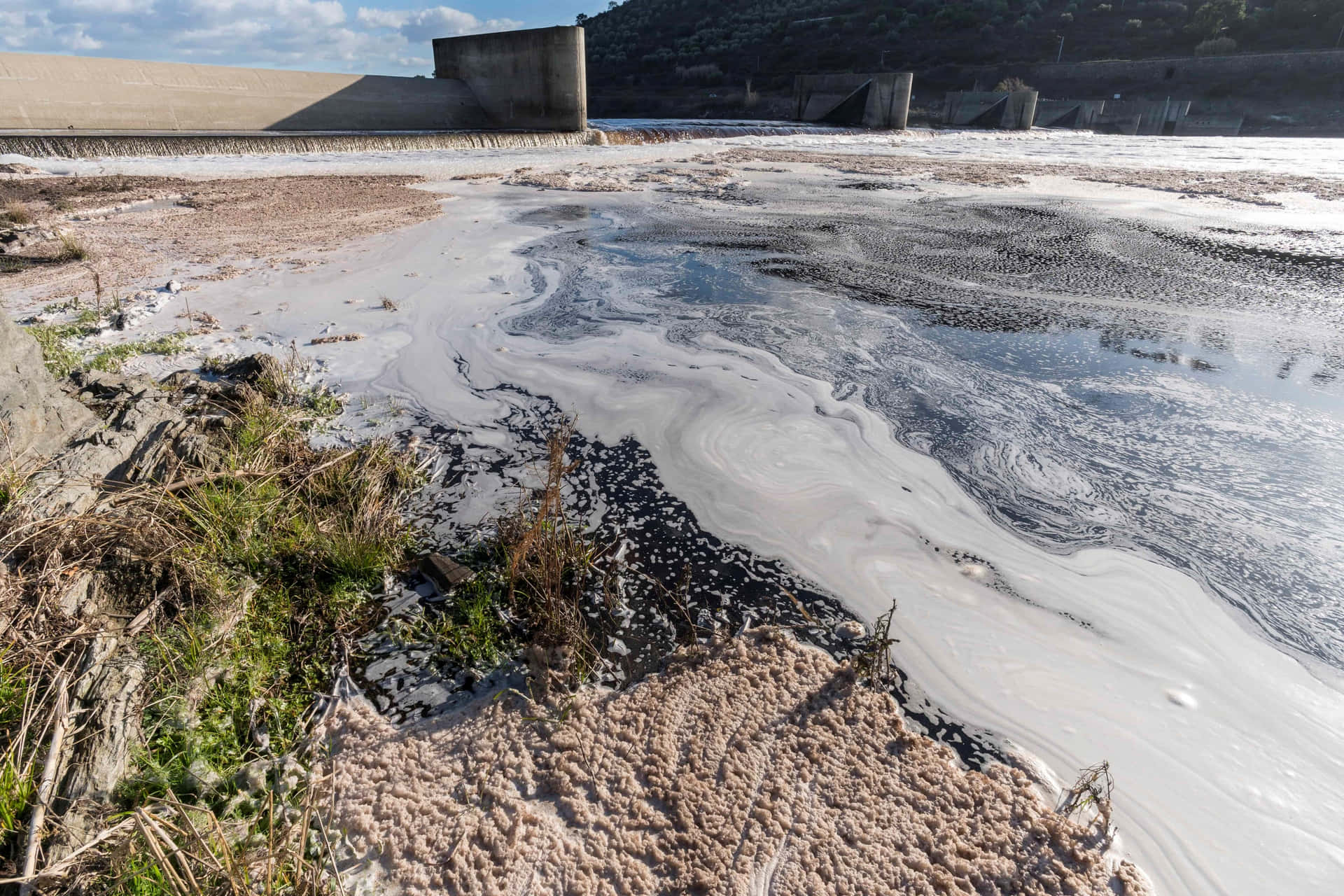Bilden Närbild På Förorenat Vatten Från Ett Oljeraffinaderi.