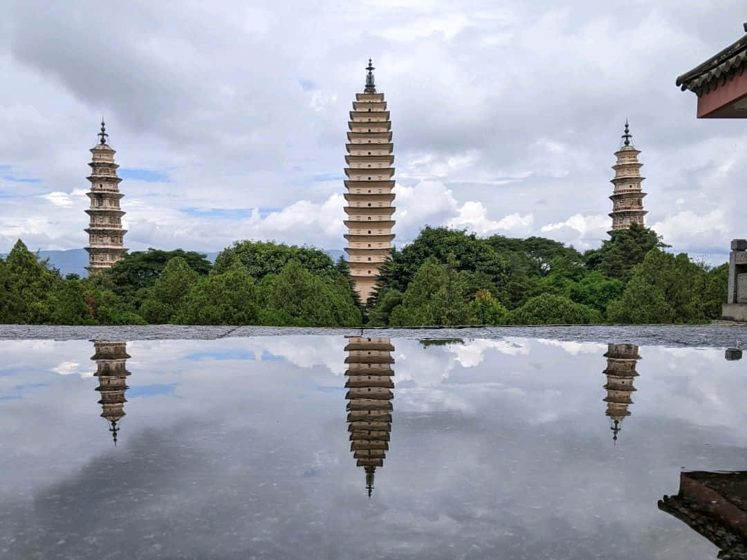 in Clouds - Reflekterende vand tre pagoder i skyer Wallpaper