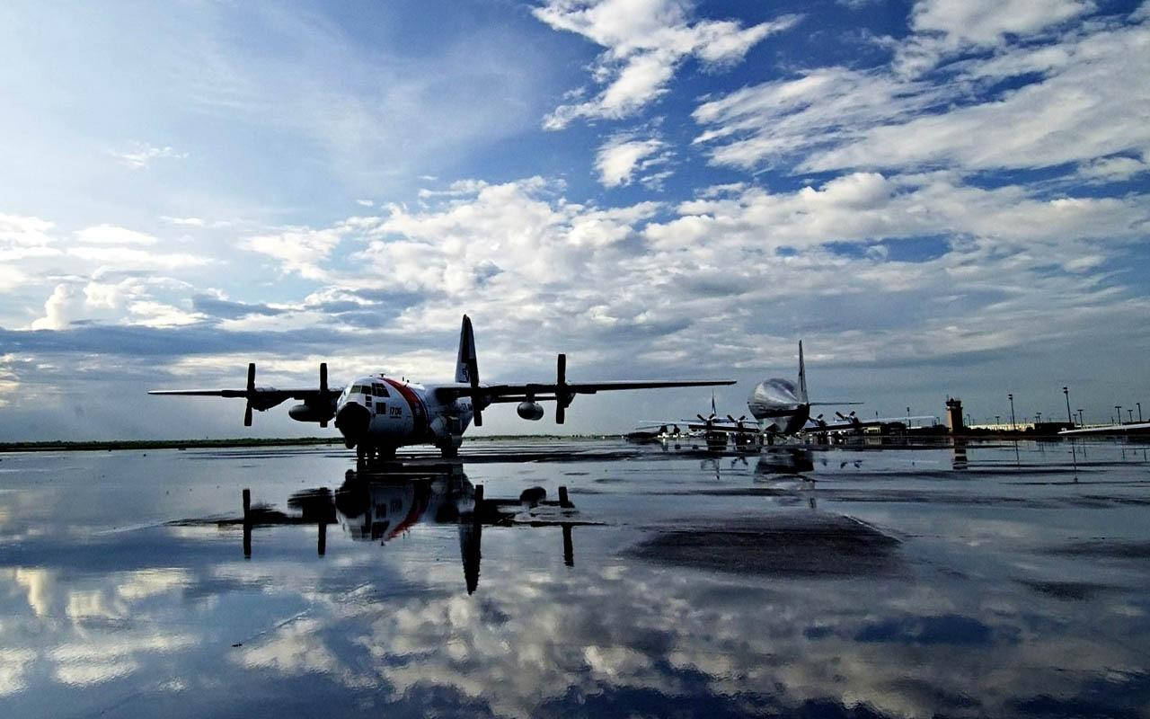 Wasserreflexioneines Flugzeugs In 4k Wallpaper