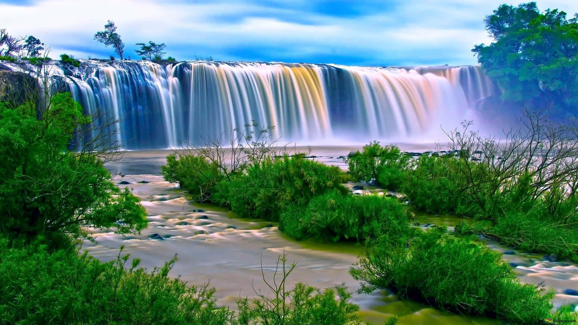 Einkraftvoller Und Majestätischer Blick Auf Einen Wunderschönen Wasserfall.