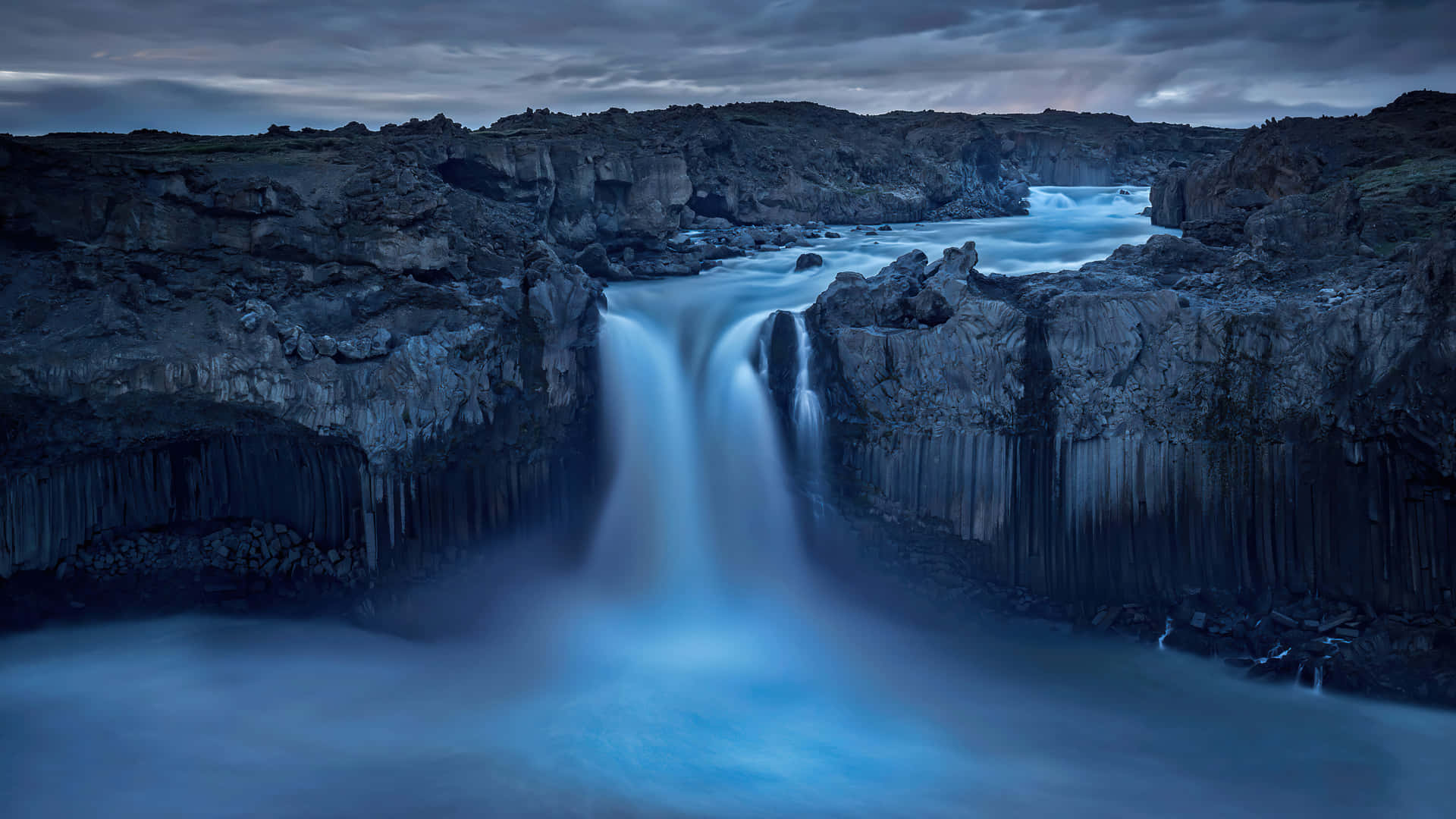 Einwasserfall In Island Mit Einem Blauen Himmel