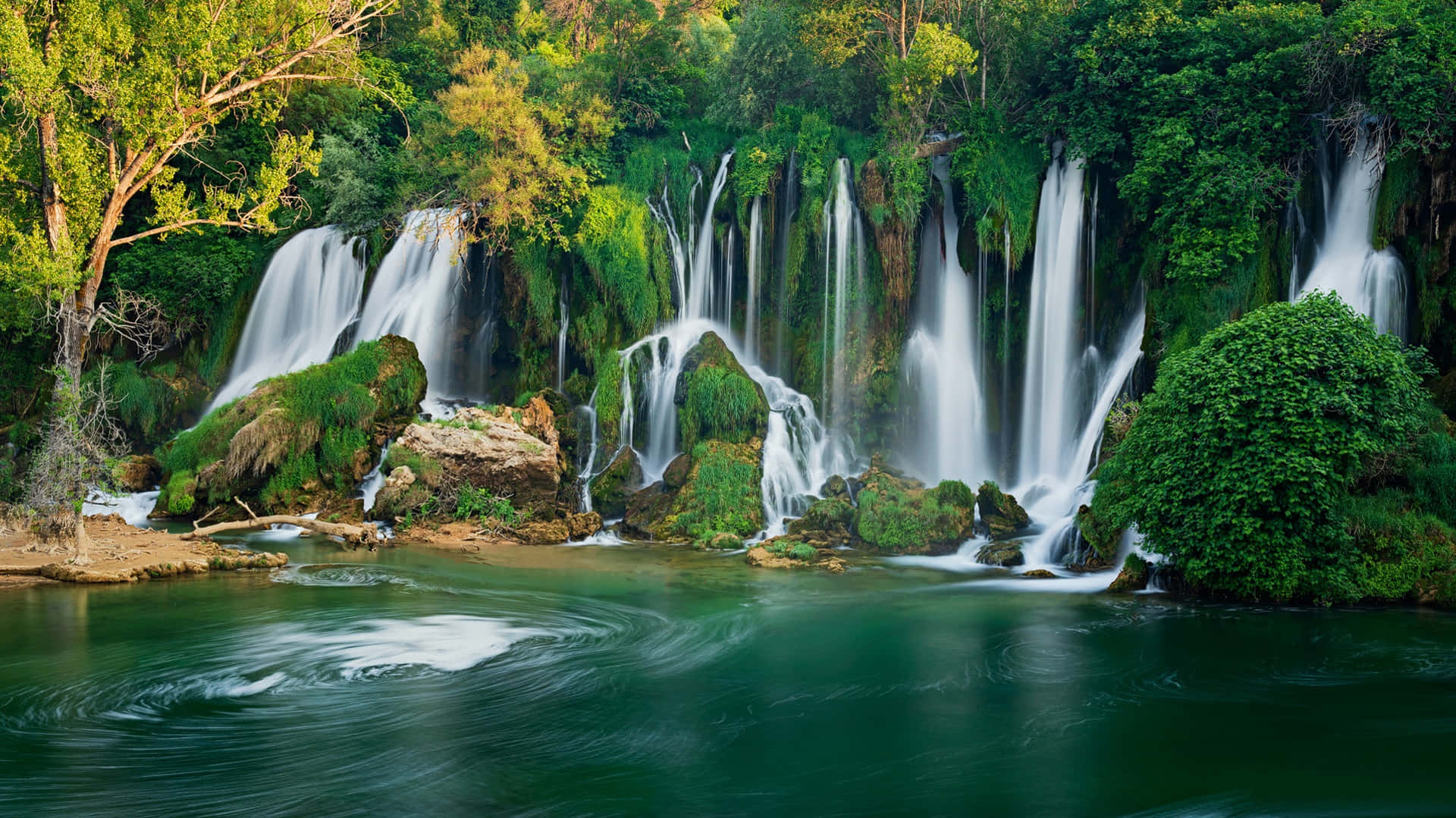Einverborgenes Paradies - Ein Tropischer Grüner Dschungel Mit Einem Atemberaubenden Wasserfall.