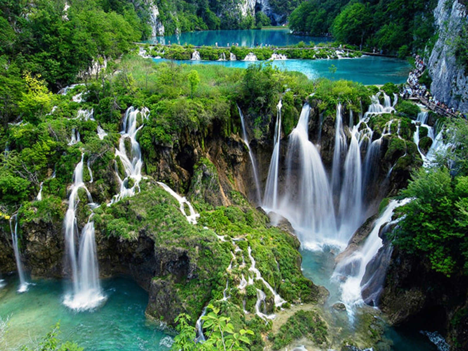 Highangle-aufnahme: Wasserfall Im Plitvicer Seen-nationalpark Als Desktop-hintergrund Wallpaper