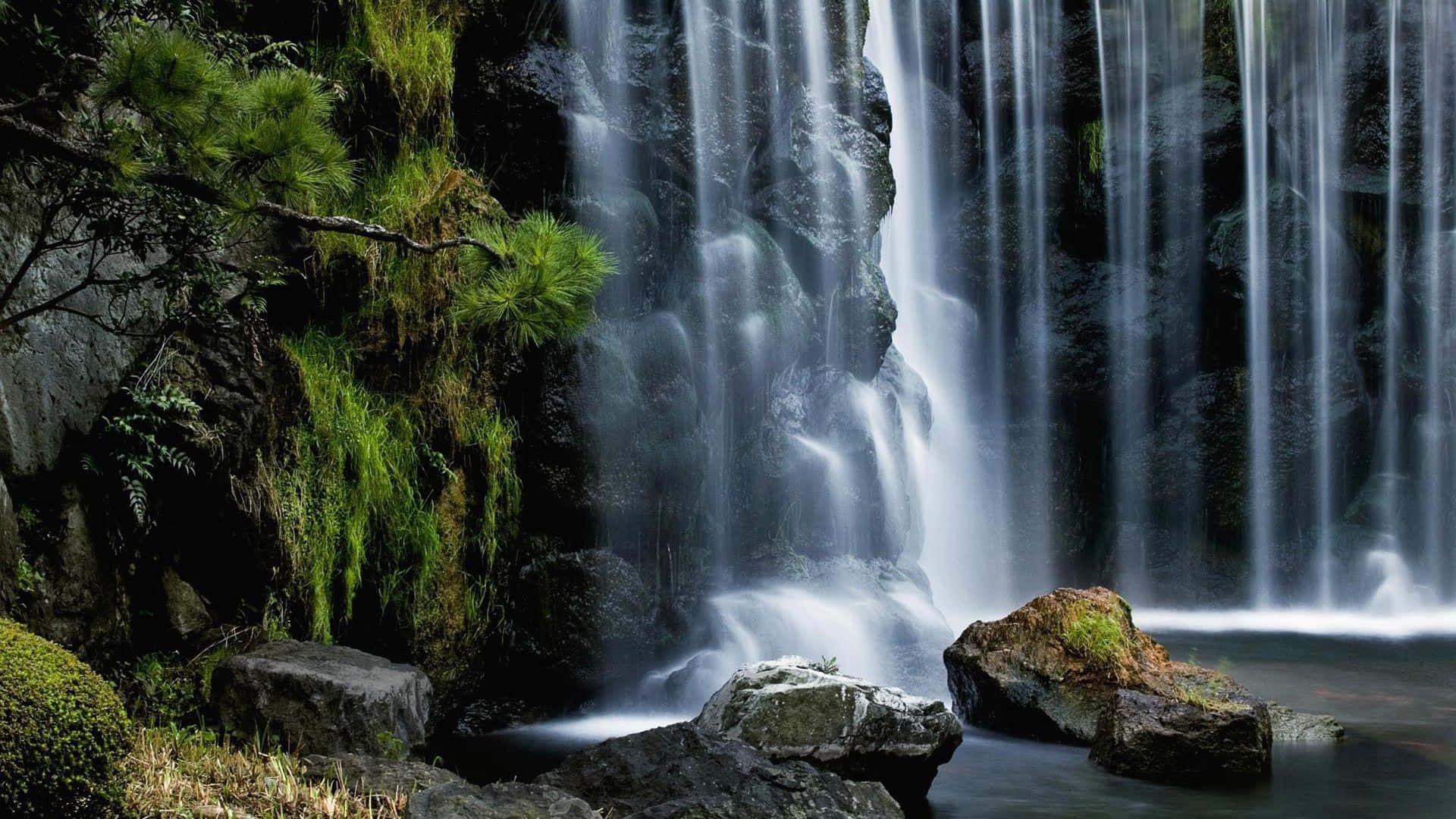 Cachoeiramágica - Uma Bela Cascata De Água Em Uma Paisagem Exuberante De Verde.