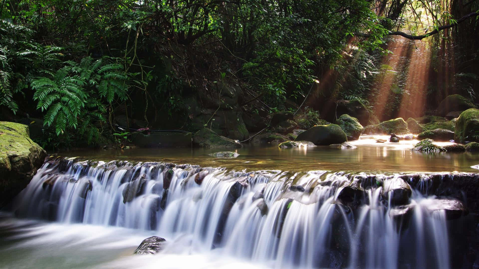 Njutav Naturens Skönhet Vid Den Fantastiska Churun Meru-vattenfallet I Venezuela