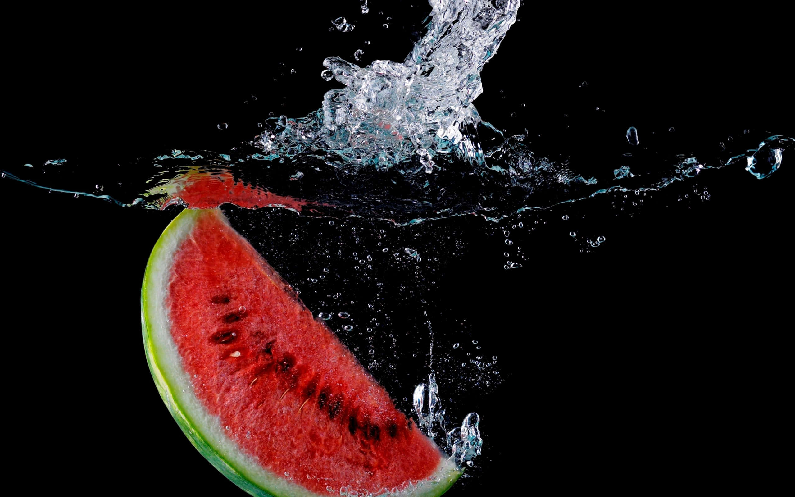 Herzhaftergeschnittener Wassermelonen-snack Auf Wasser Für Einen Wassermelonenhintergrund.