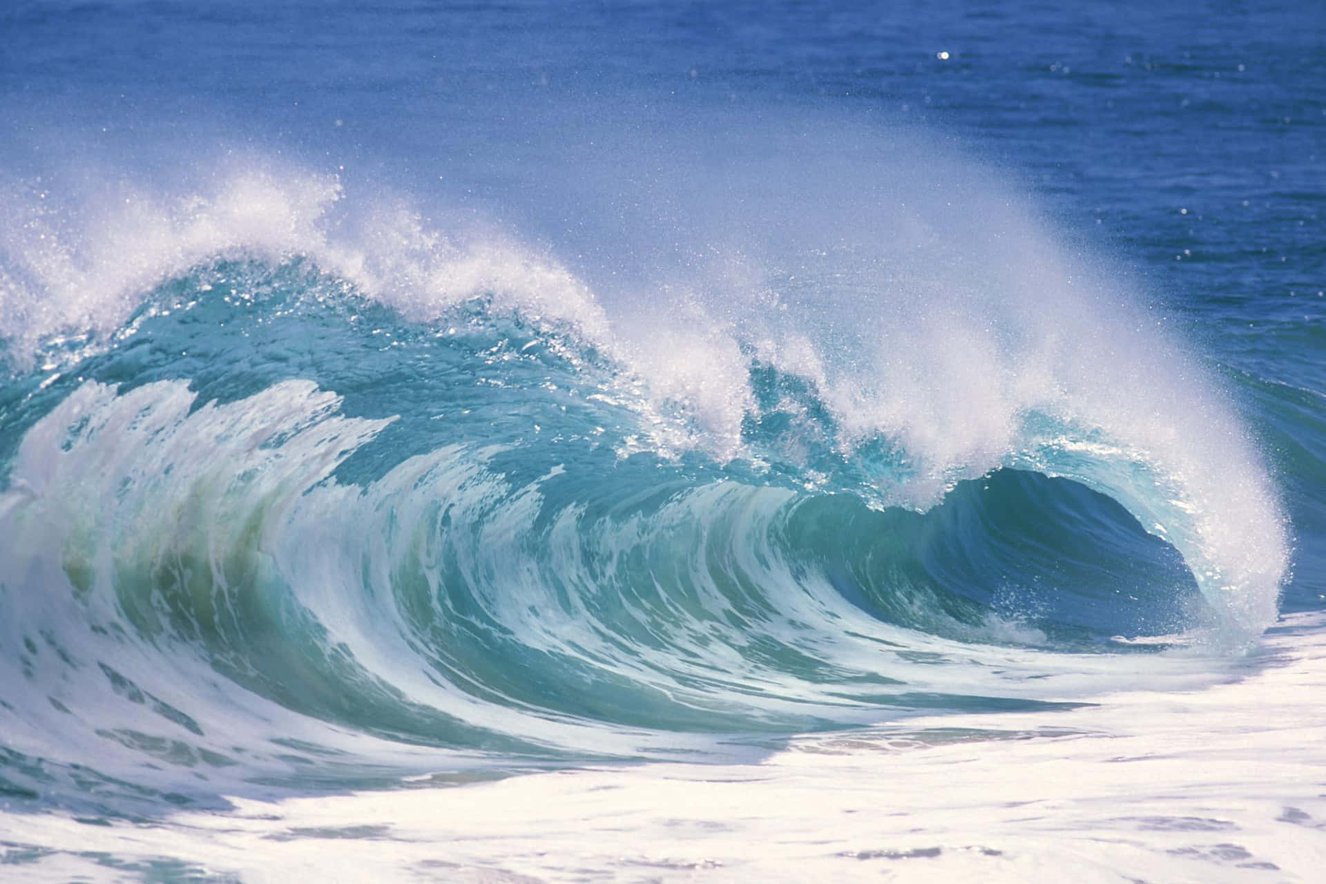 Etfantastisk Luftbillede Af Kraftfulde Oceanbølger, Der Bryder Mod Kysten.
