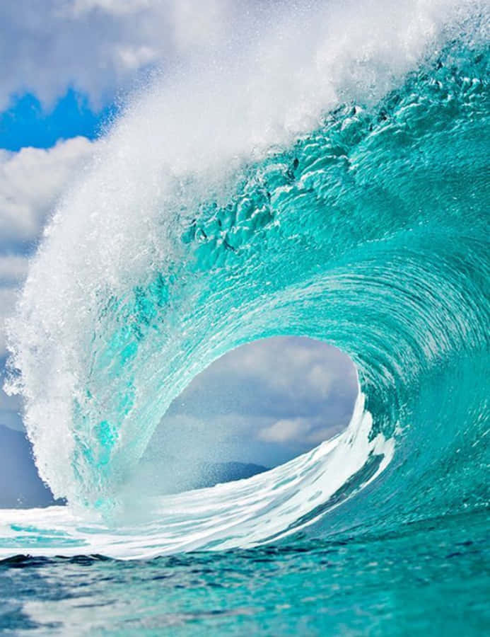Einsurfer Gleitet Entlang Der Kraftvollen Blauen Welle.