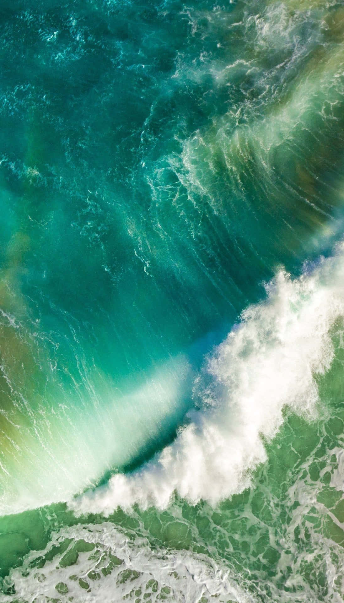 Einsurfer Reitet Eine Welle Im Ozean. Wallpaper