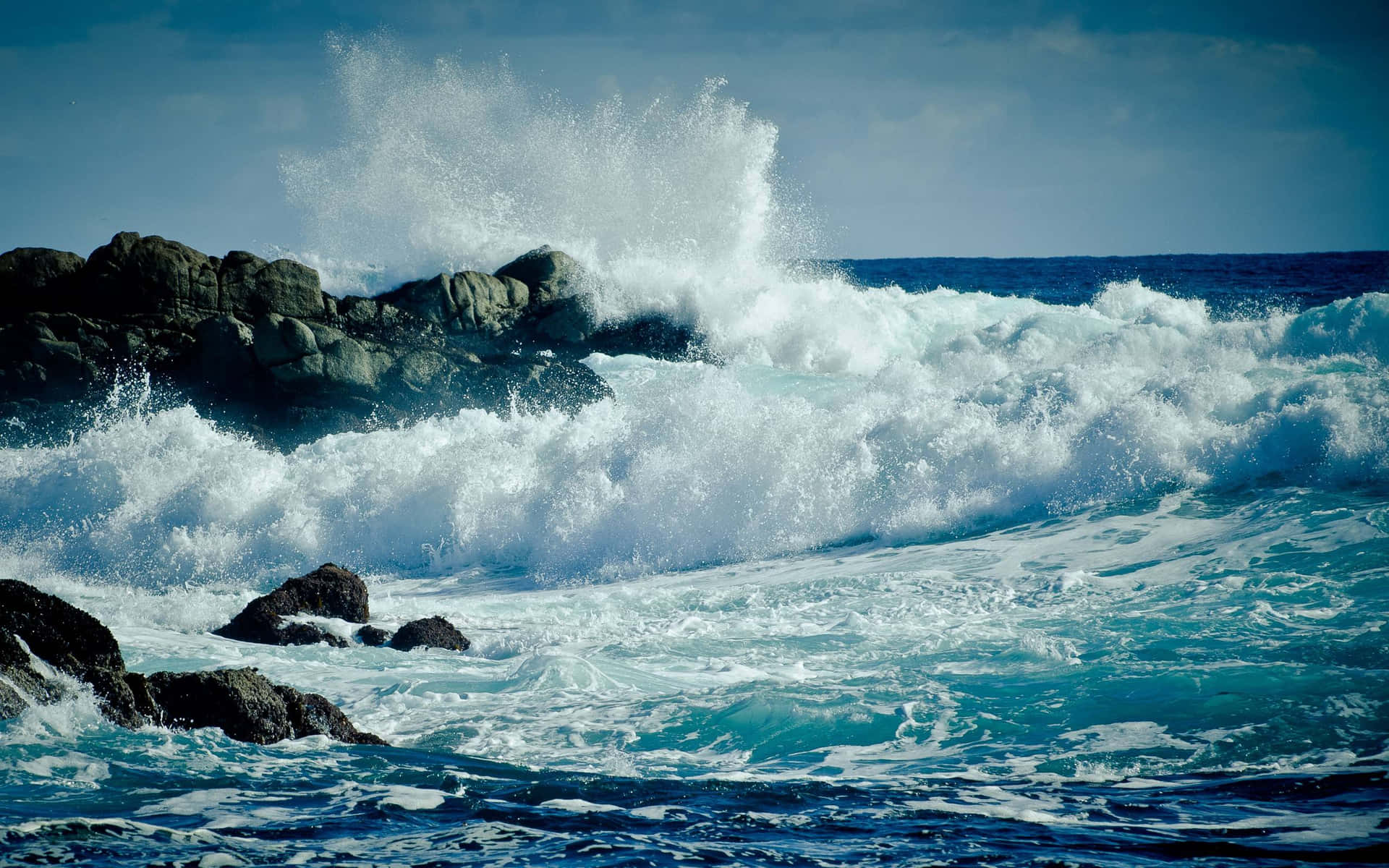 Captivating Ocean Waves Background