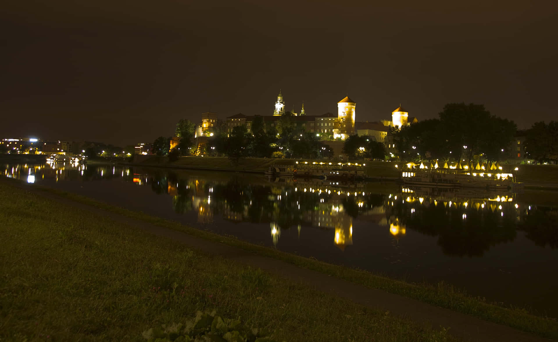 Castillode Wawel Bajo El Cielo Nocturno Oscuro Fondo de pantalla