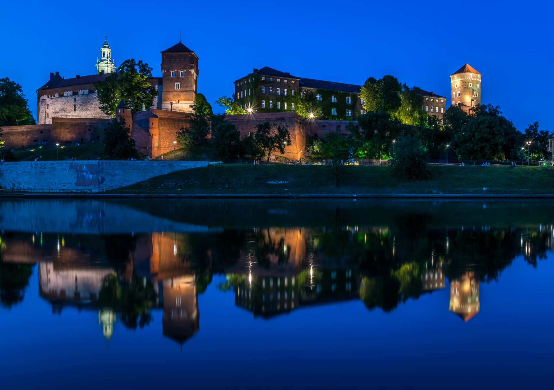 Castillode Wawel, Cielo Azul En La Tarde Fondo de pantalla