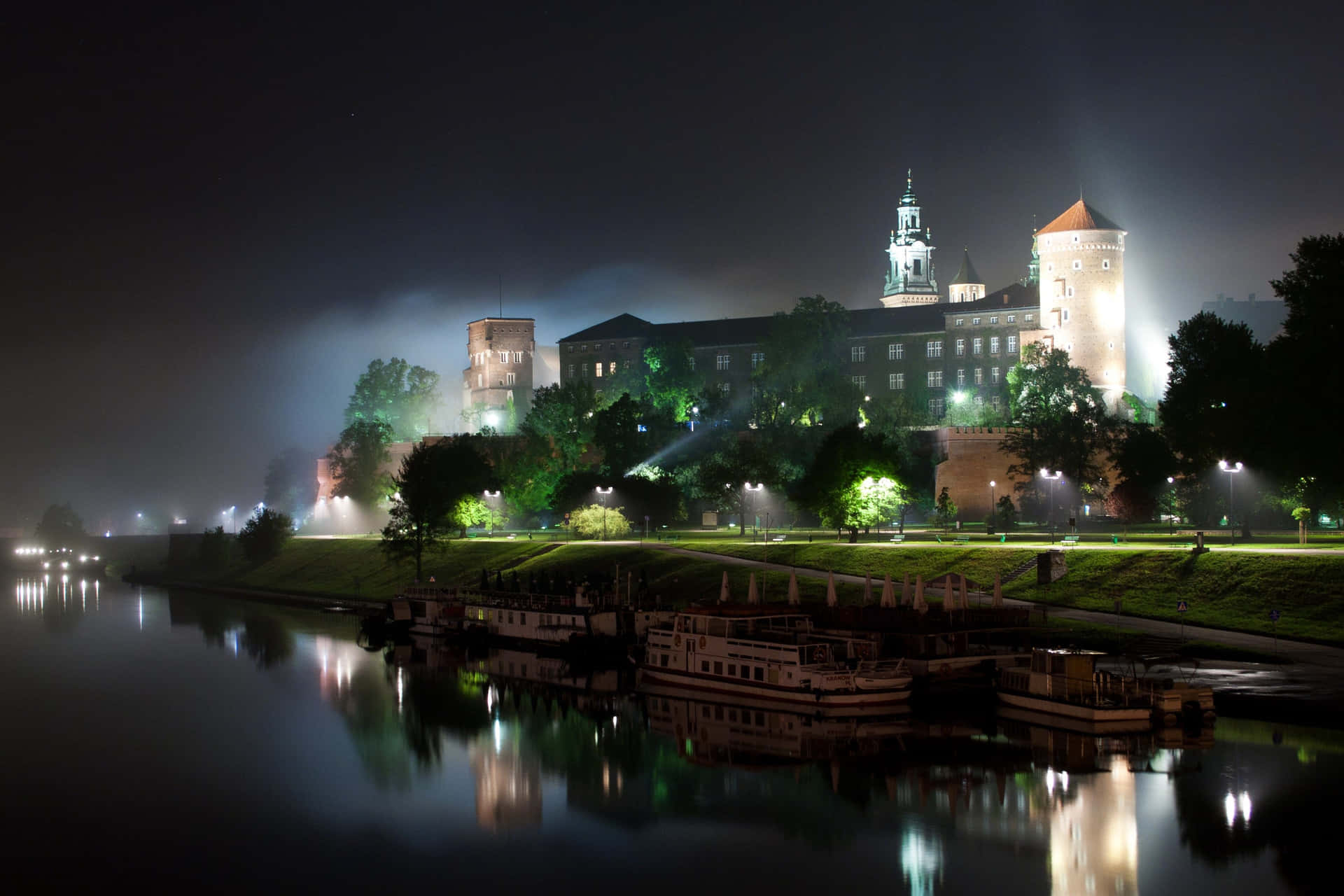 Castellodi Wawel Notte Illuminato Riflessione Dell'acqua Sfondo