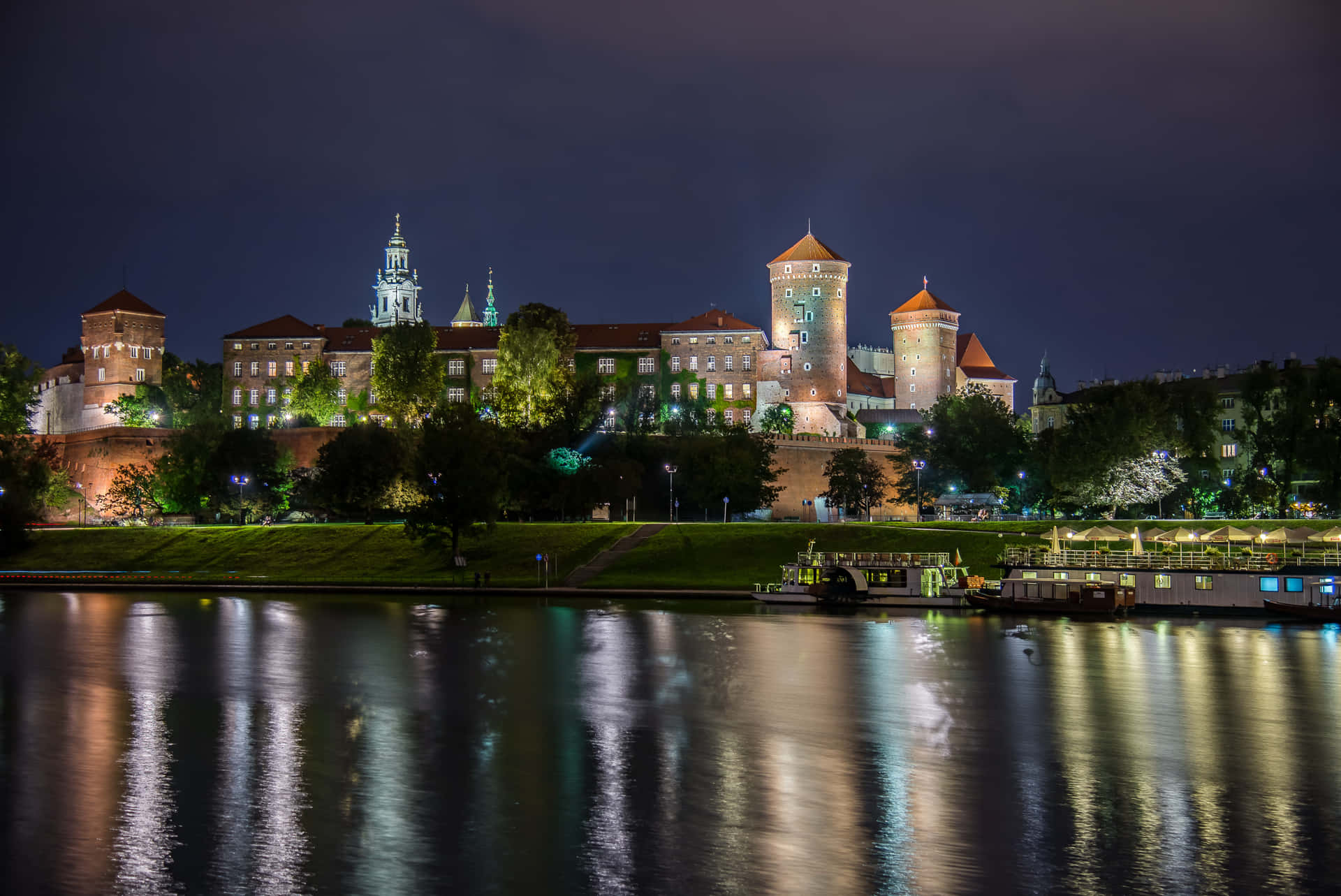 Castillode Wawel Reflejos Del Río De Noche Fondo de pantalla