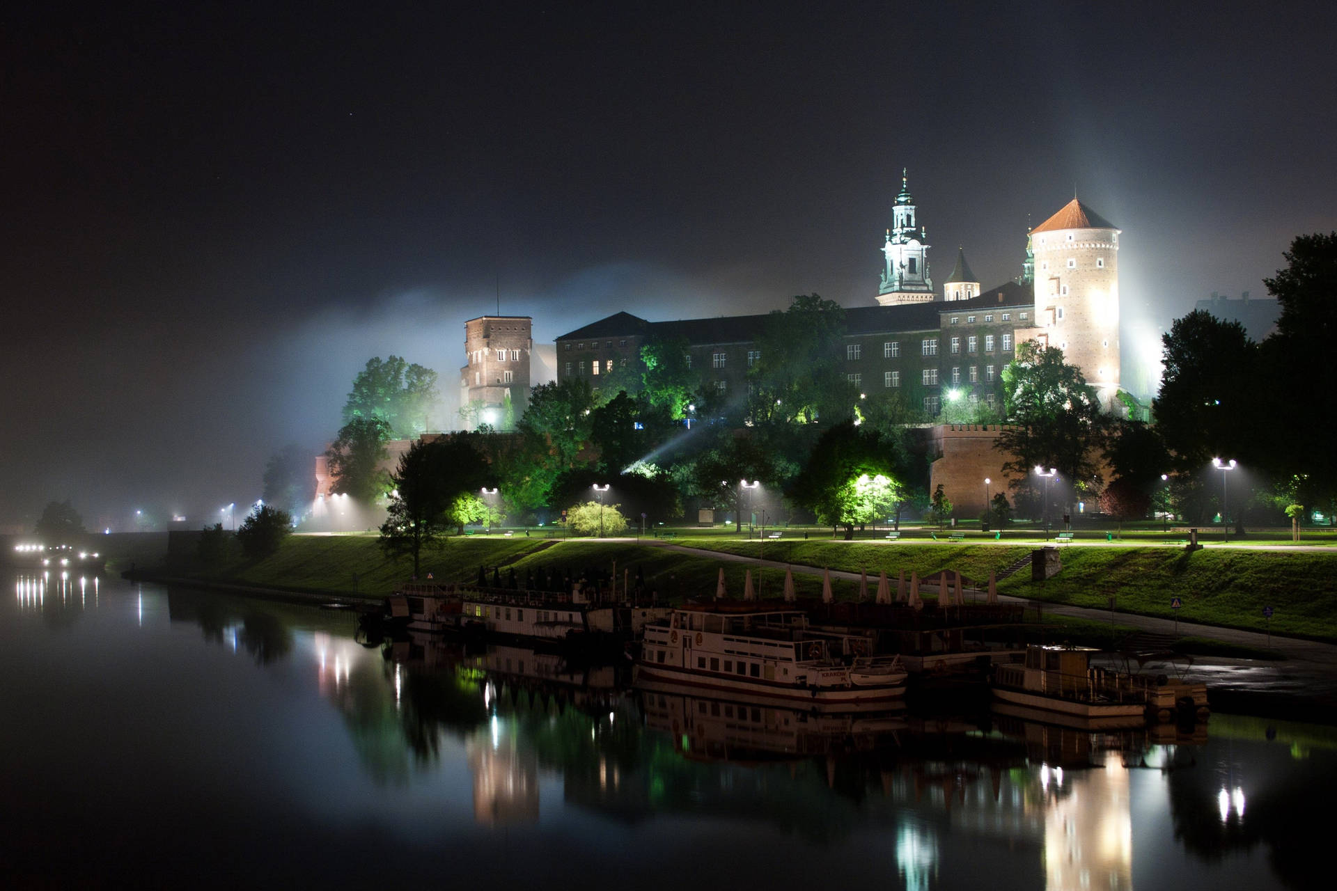 Wawel Royal Castle In Krakow Poland Wallpaper