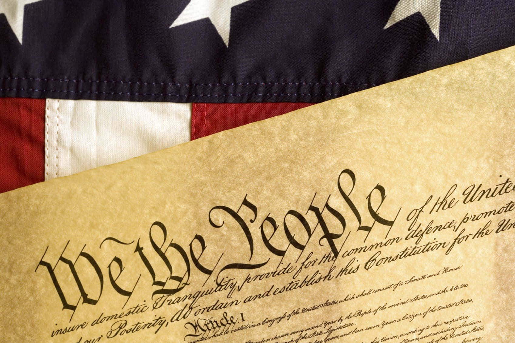 Den amerikanske forfatning med en amerikansk flag baggrund Wallpaper
