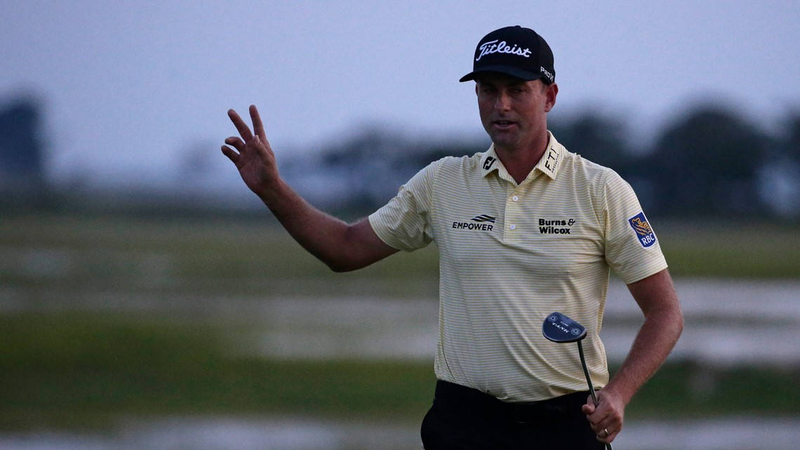 Webb Simpson Holding His Right Hand Up Wallpaper