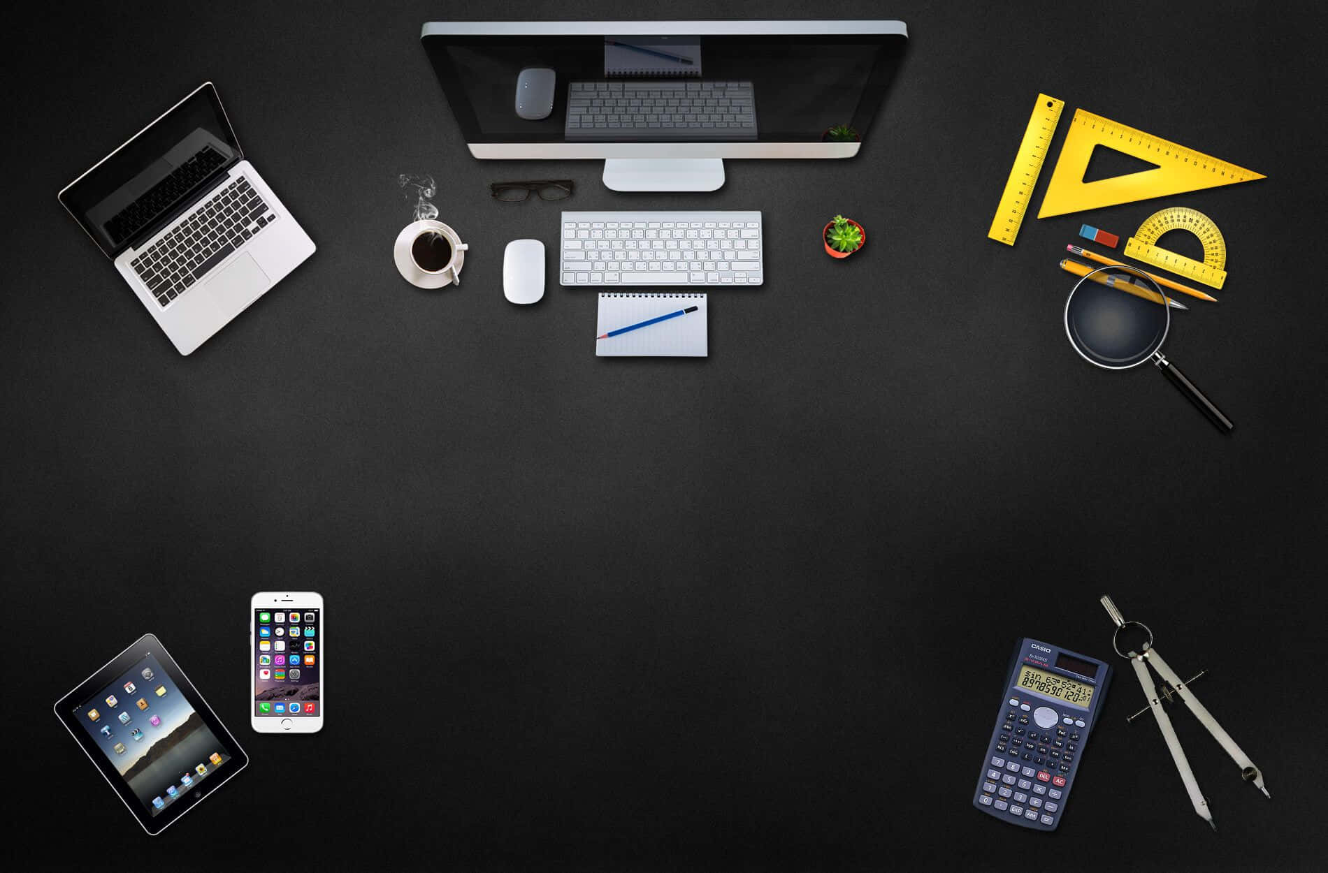 Einschwarzer Schreibtisch Mit Einem Laptop, Tablet Und Anderen Gegenständen.