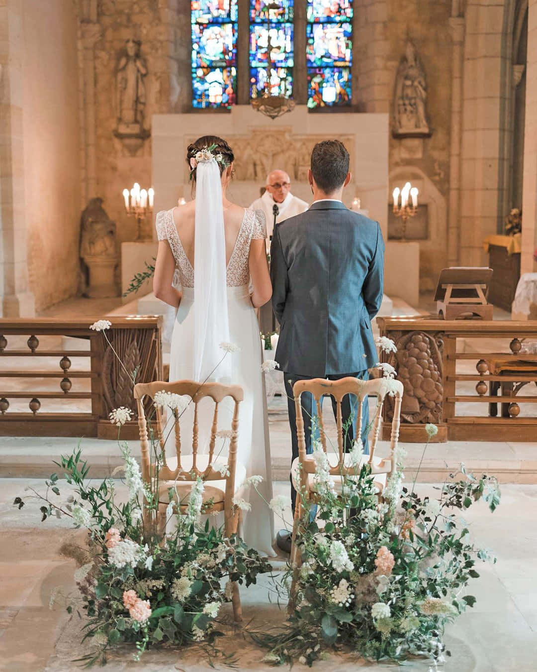 Einbräutigam Und Eine Braut Stehen In Einer Kirche.