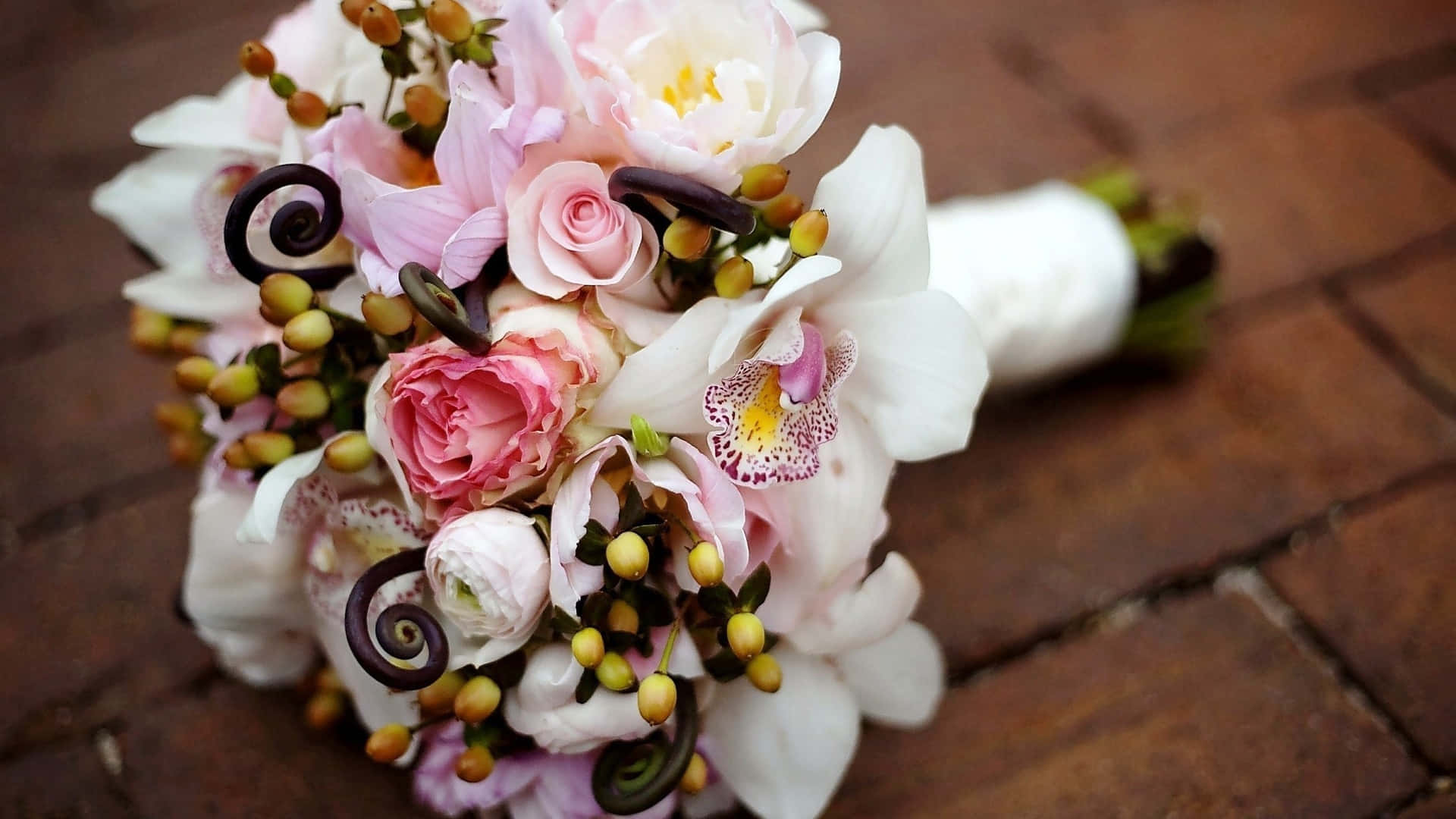 A bride holding a beautiful wedding bouquet Wallpaper