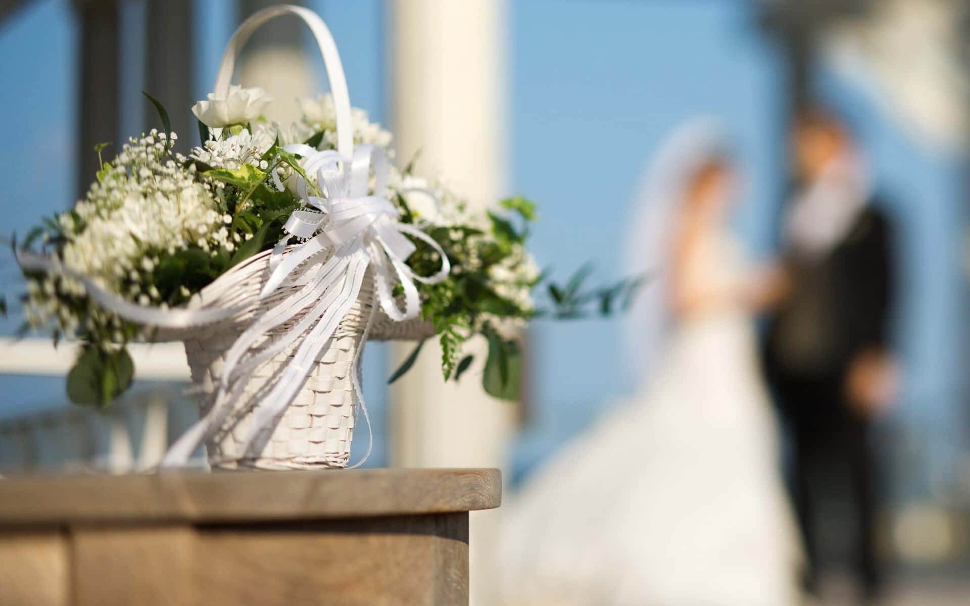 Elegant Bride Holding a Beautiful Wedding Bouquet Wallpaper