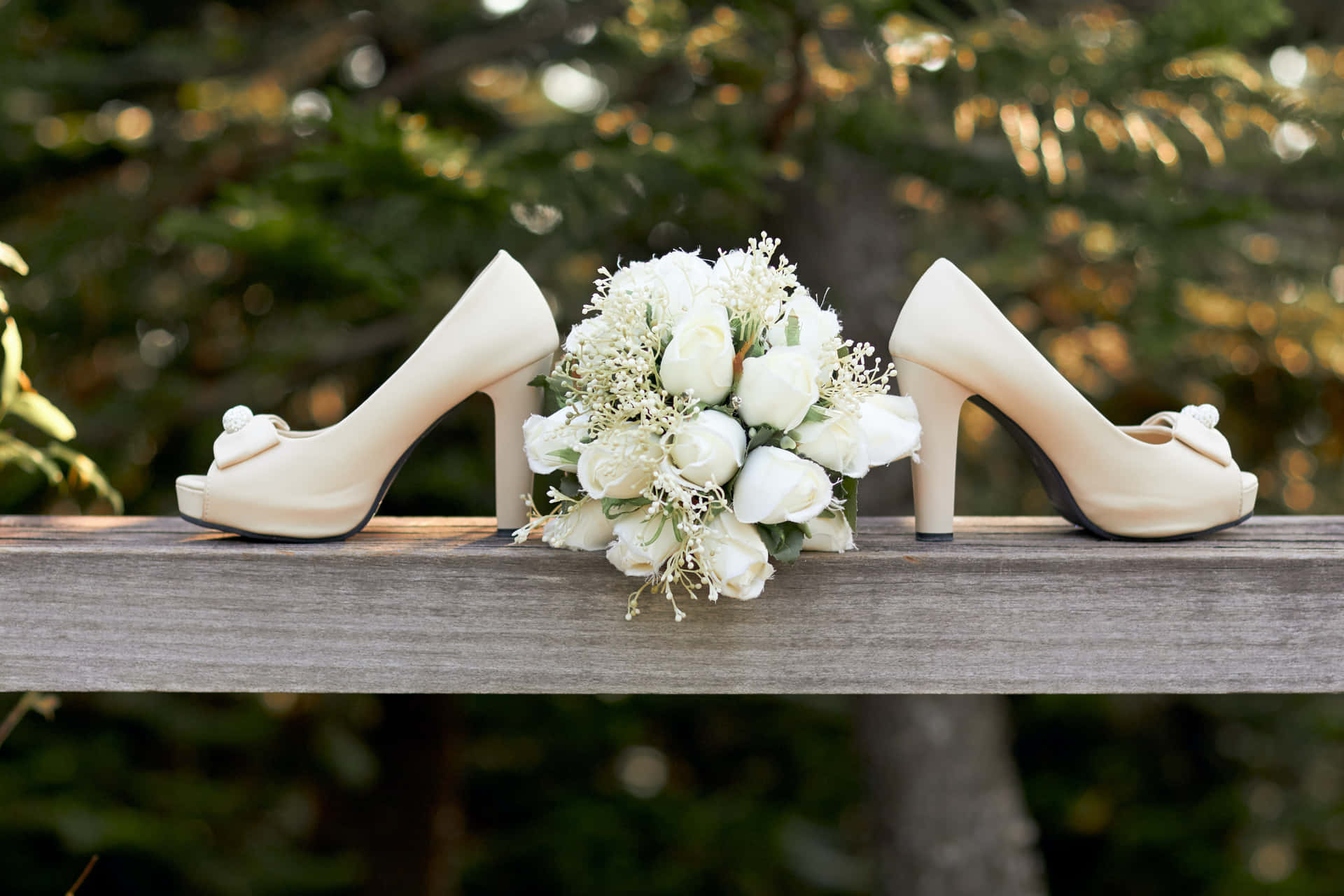 Elegante Bruidsboeket Met Een Mix Van Kleurrijke Bloemen Achtergrond