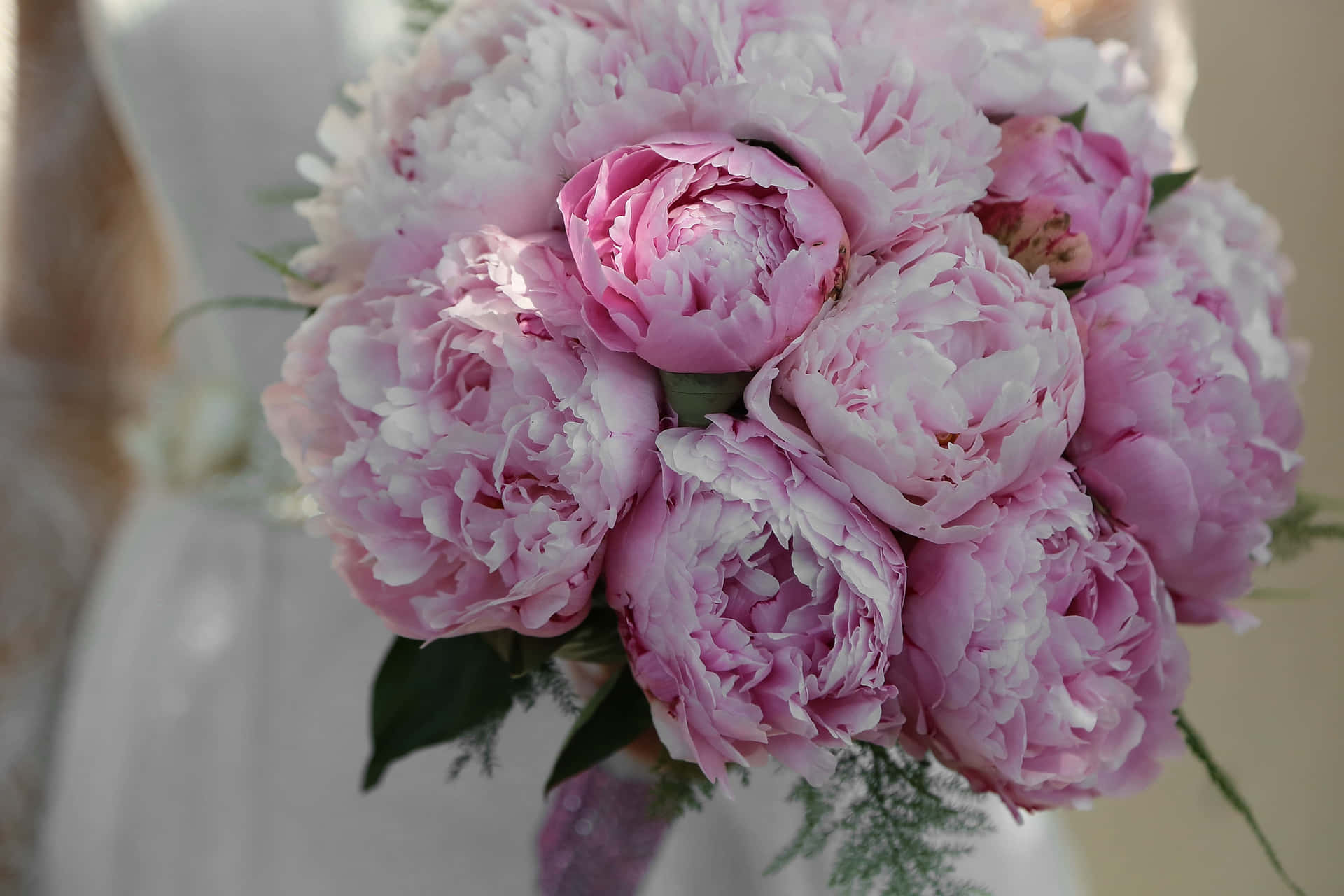 Elegant Wedding Bouquet with Roses in Bride's Hands Wallpaper