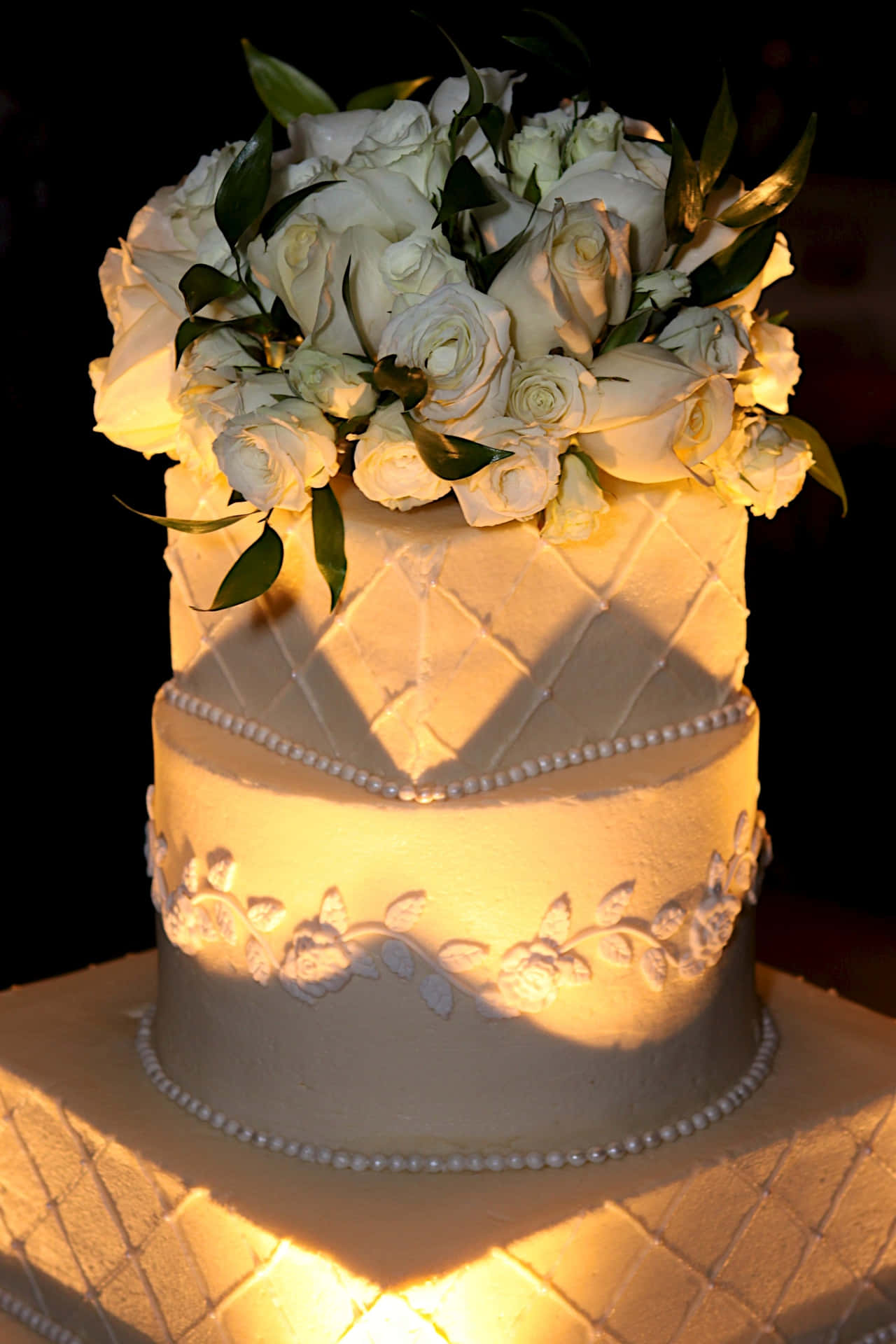 Läckerbröllopstårta Med Vacker Blomsterdekoration