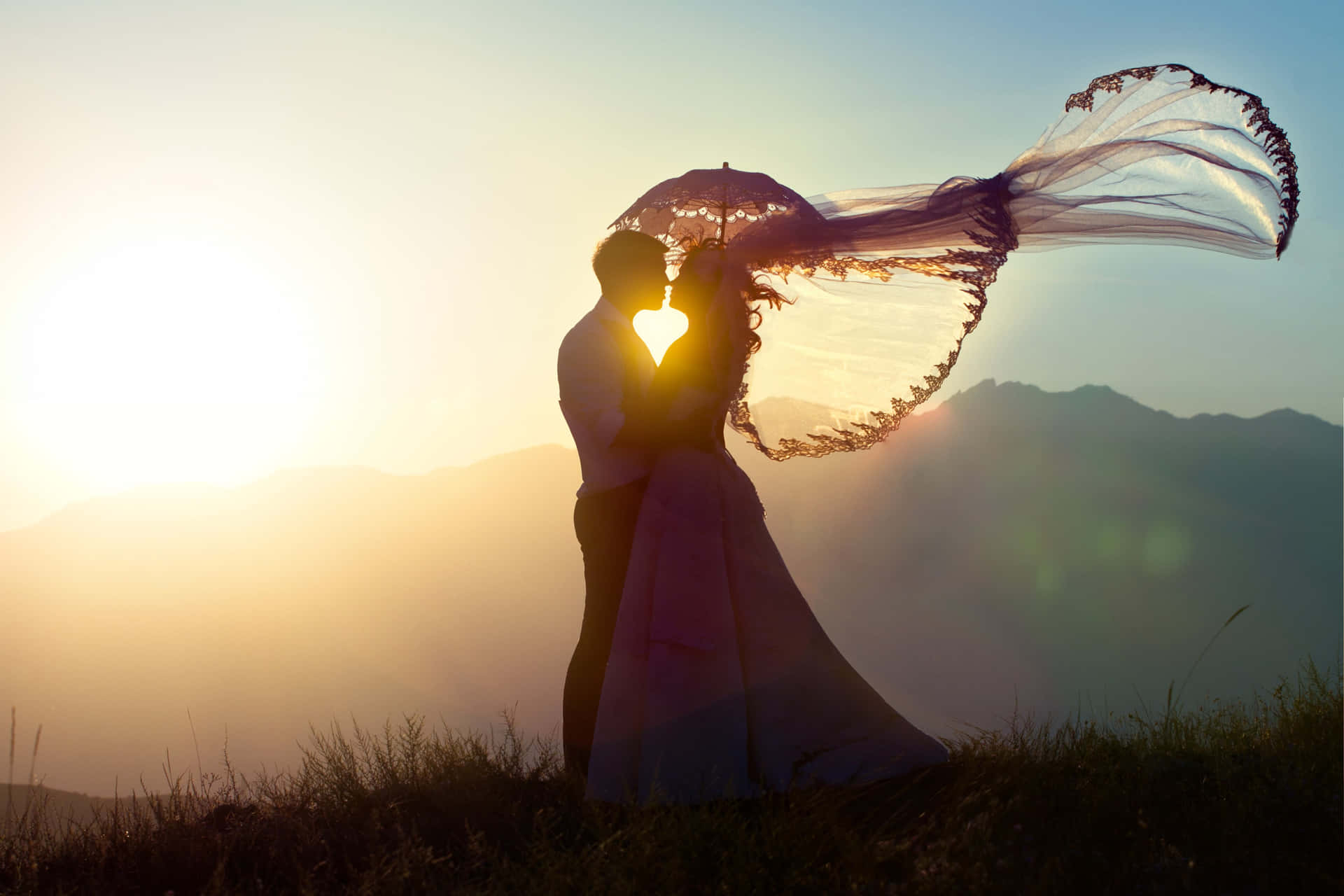 Einglückliches Frisch Verheiratetes Paar Umarmt Sich Am Tag Ihrer Hochzeit.