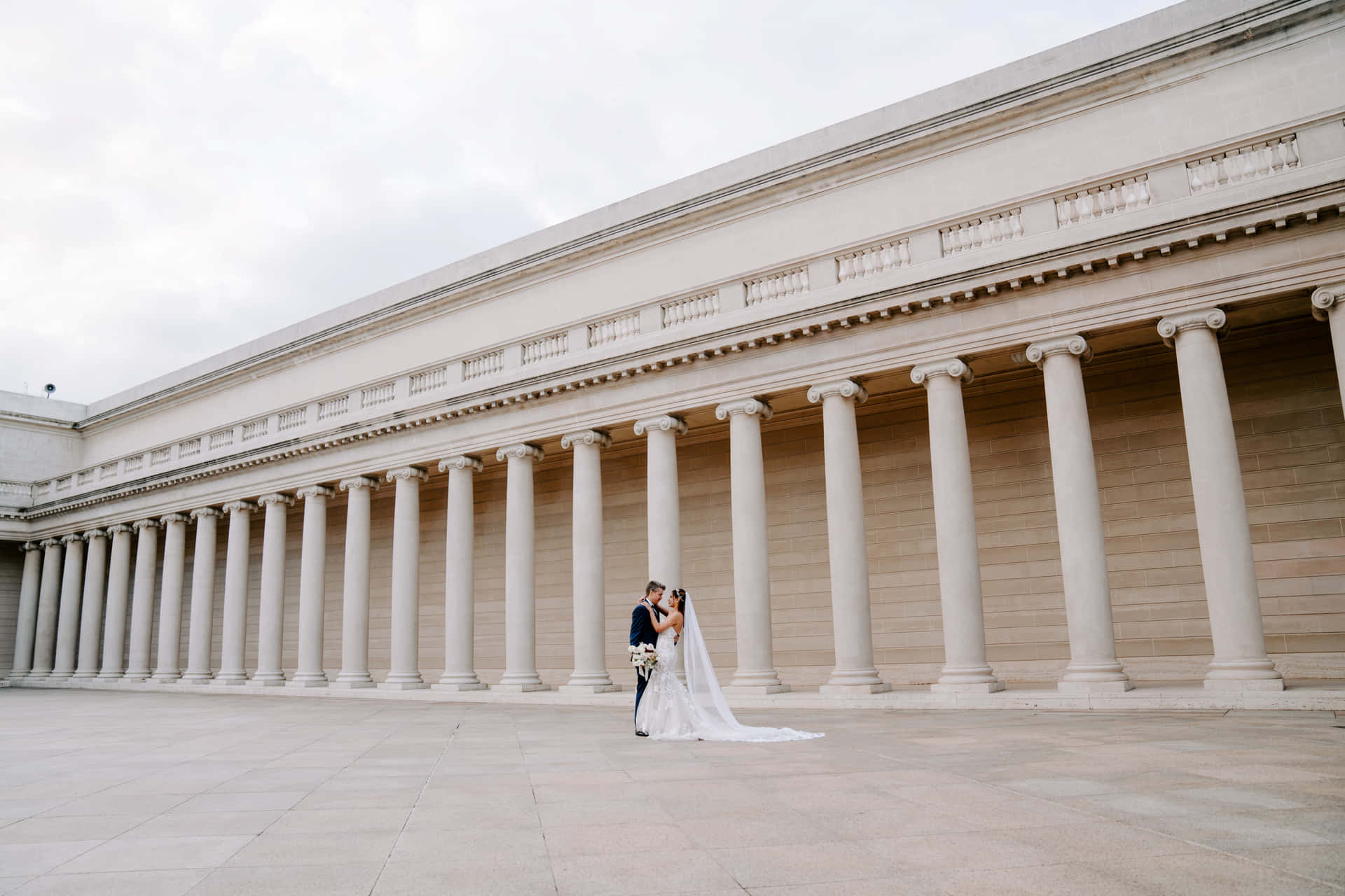 Pasangan Pengantin Di Kolonade Legion Of Honor Wallpaper