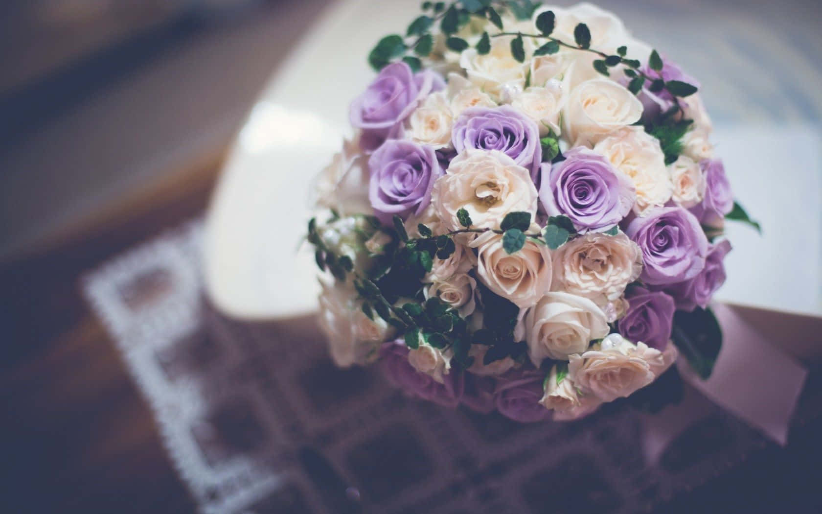 Elegant wedding flower arrangement on a beautifully set table at an outdoor reception Wallpaper