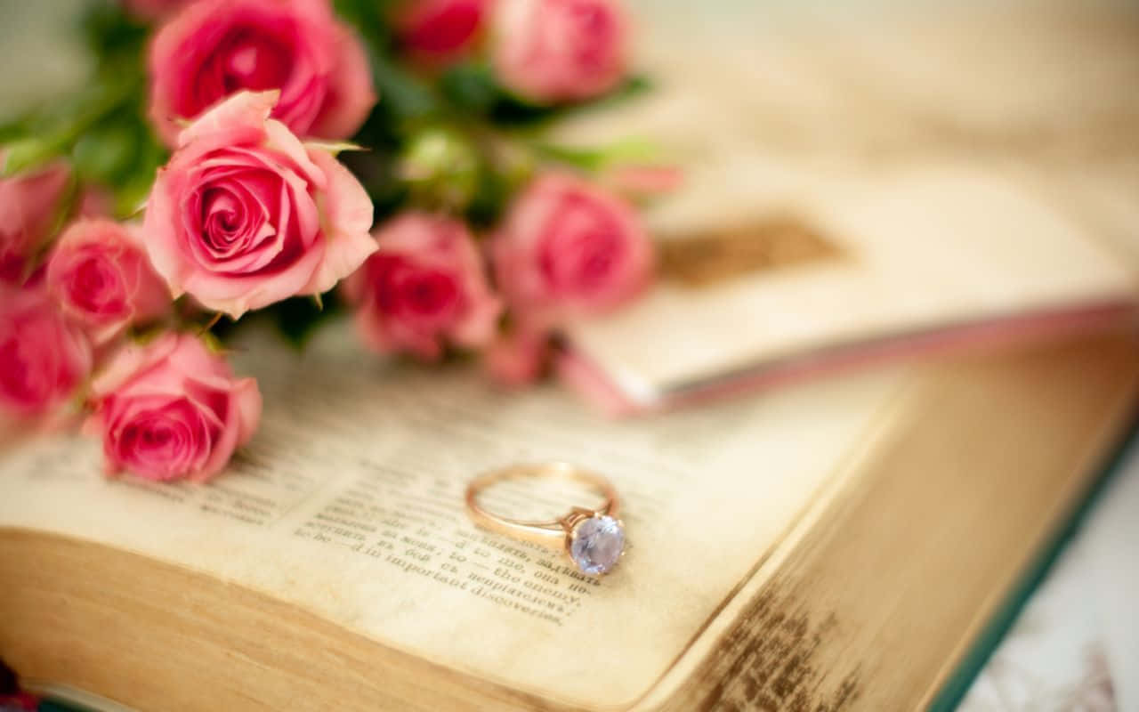 Fotografiadi Matrimonio Con Rose Rosa E Immagine Dell'anello.