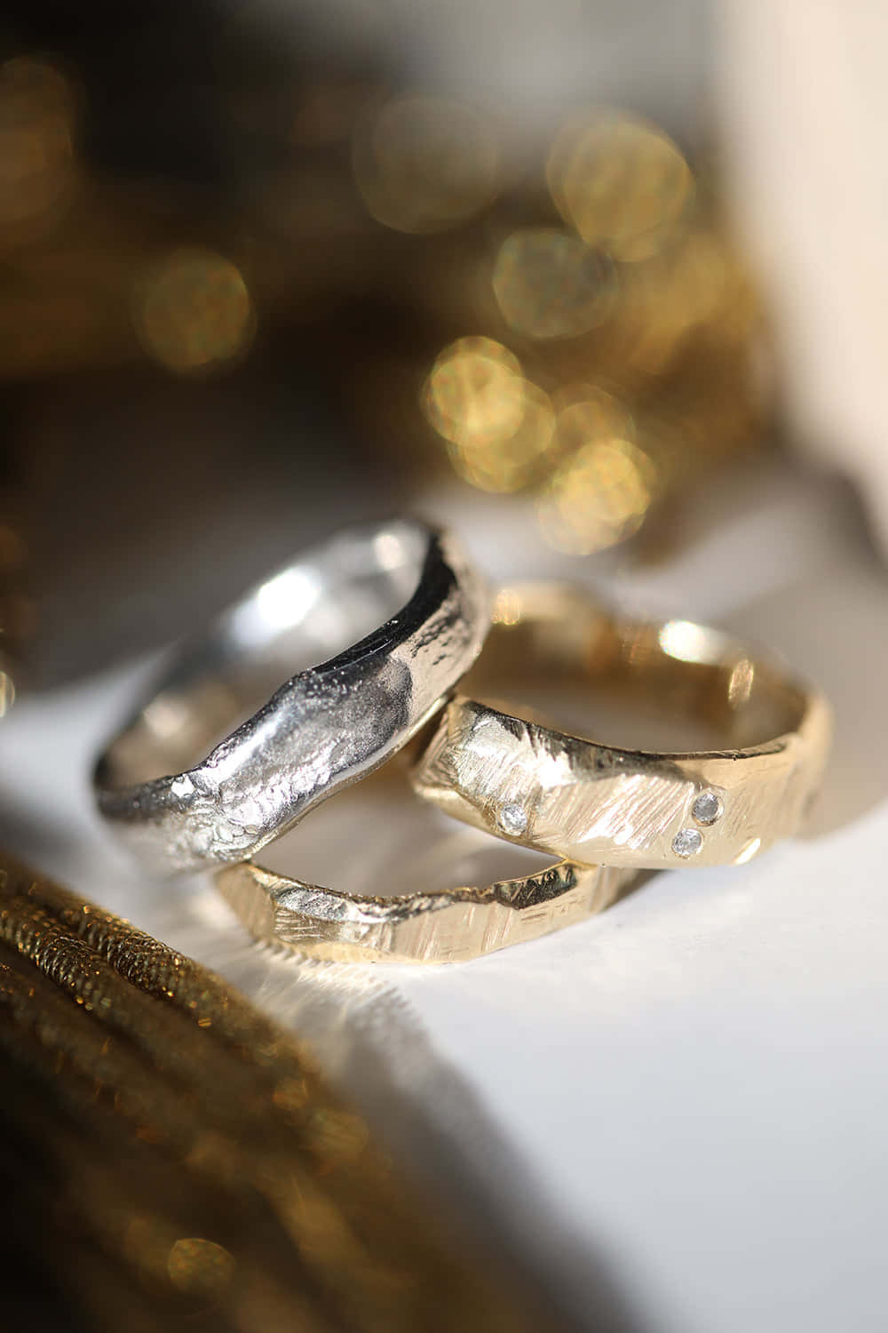 Tvåguldbröllopsringar Som Symboliserar Kärleken Och Engagemanget Hos Två Personer.