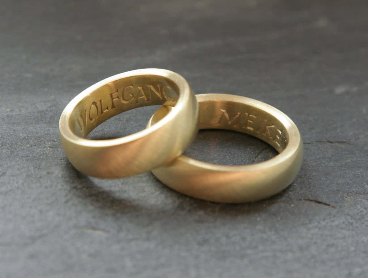 Можно переплавлять обручальные кольца. Гравировка на обручальных кольцах. Надписи на свадебных кольцах. Кольцо с надписью.