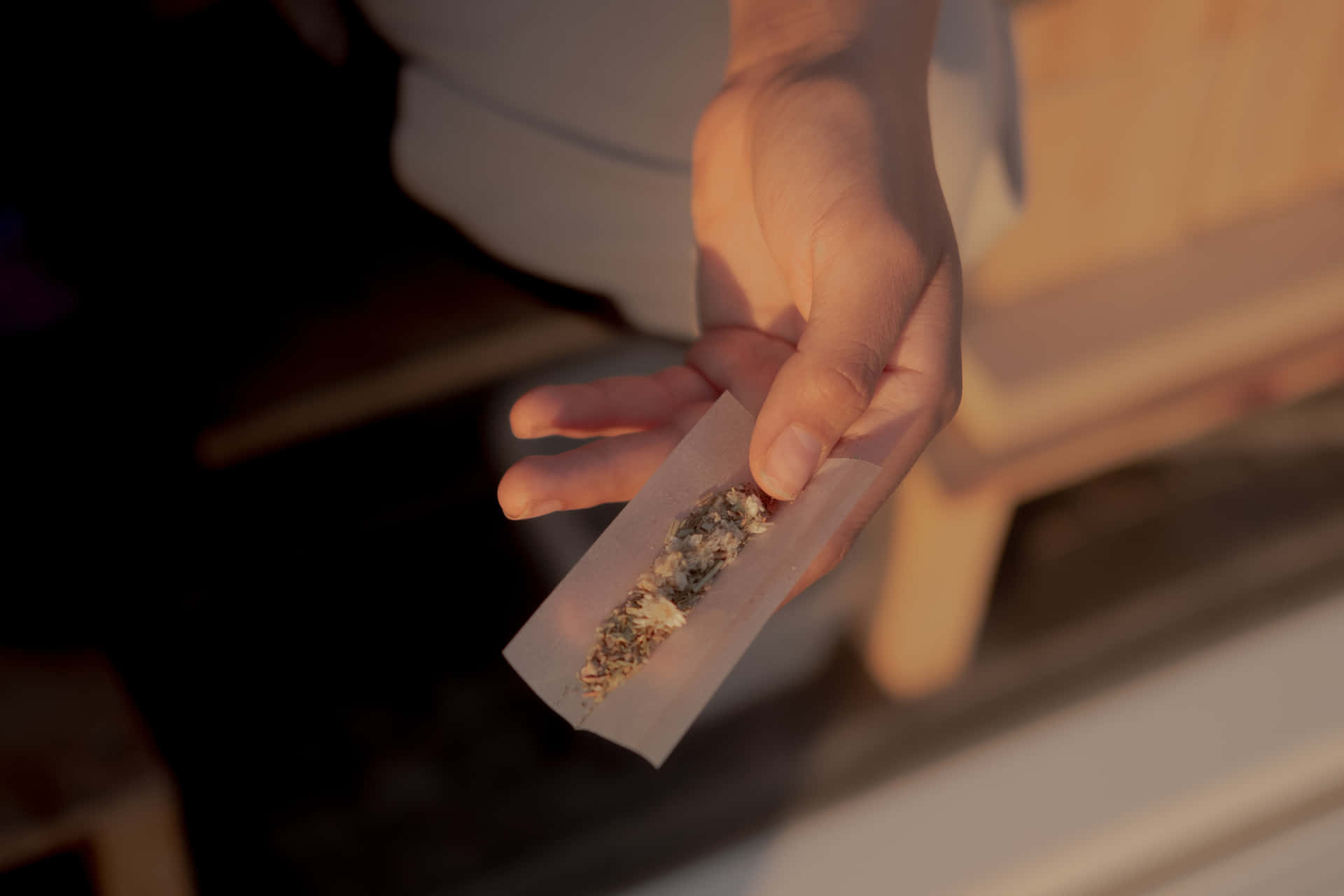 Rolling up your own weed blunt - the perfect way to enjoy an evening with friends. Wallpaper
