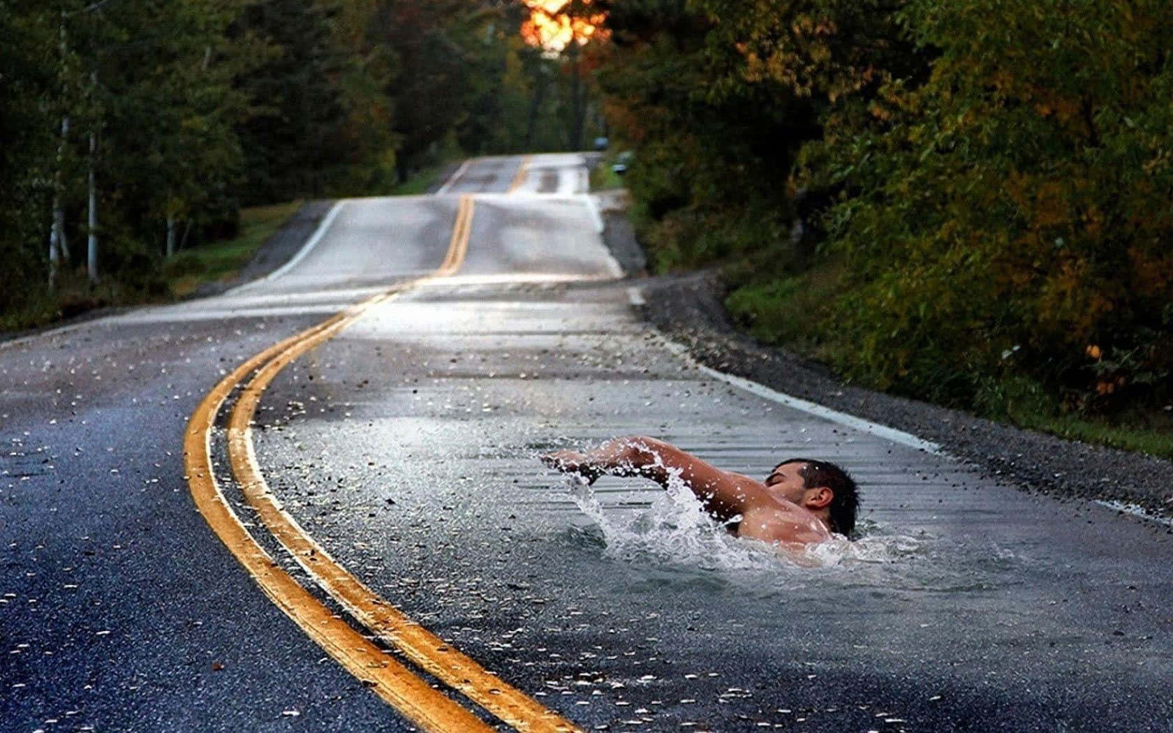 Seltsamesbild Von Einem Mann, Der Auf Der Straße Schwimmt.