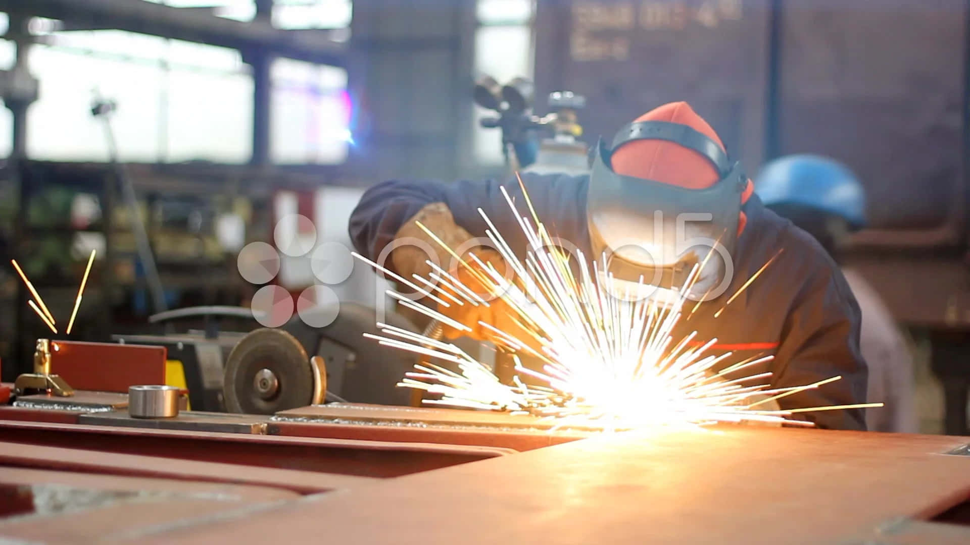 Untrabajador Está Soldando Metal En Una Fábrica. Fondo de pantalla