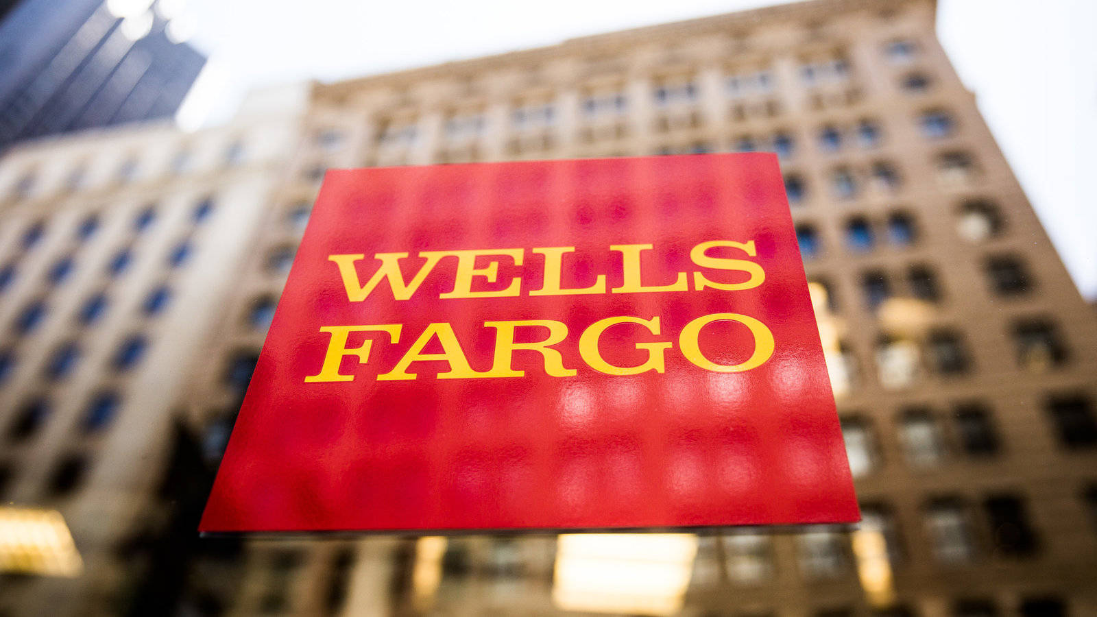 Wells Fargo Logo Overlaid På Bygning Tapeter Wallpaper
